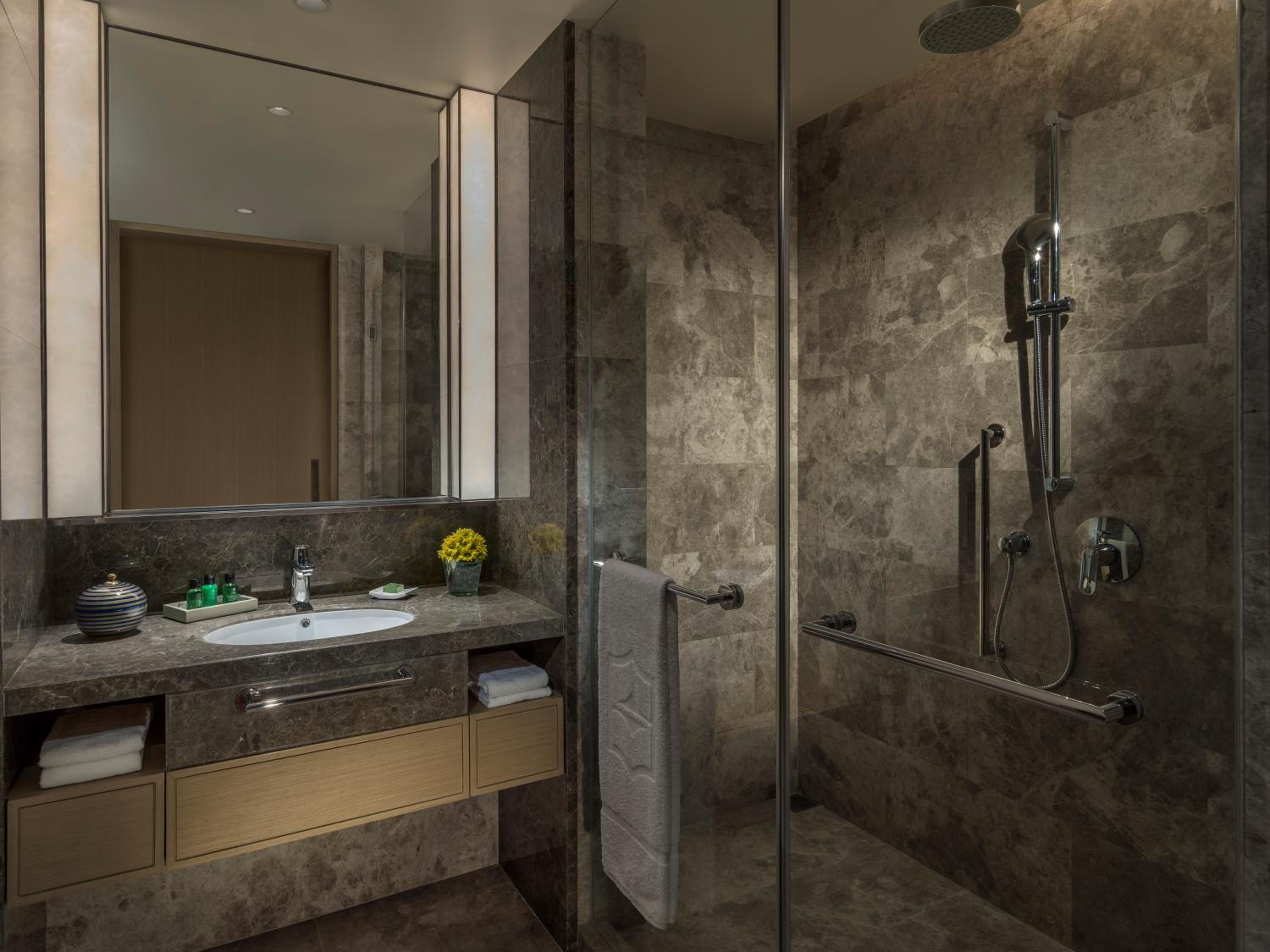 One Bedroom Apartment - Lounge Access on 32nd floor including daily breakfast, complimentary daily high tea, happy hour, and canapés.