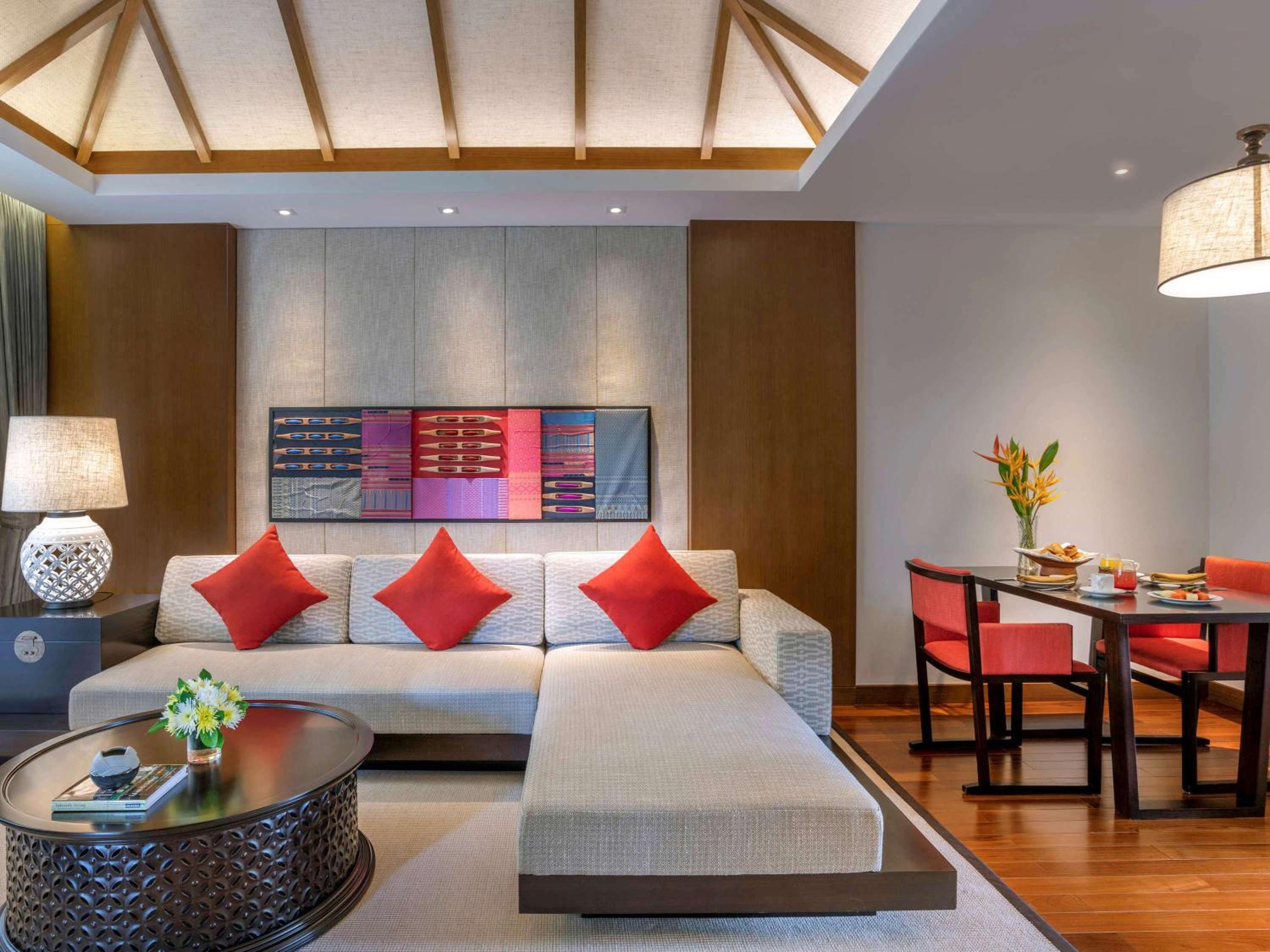 Deluxe King Suite with Garden or Mountain View