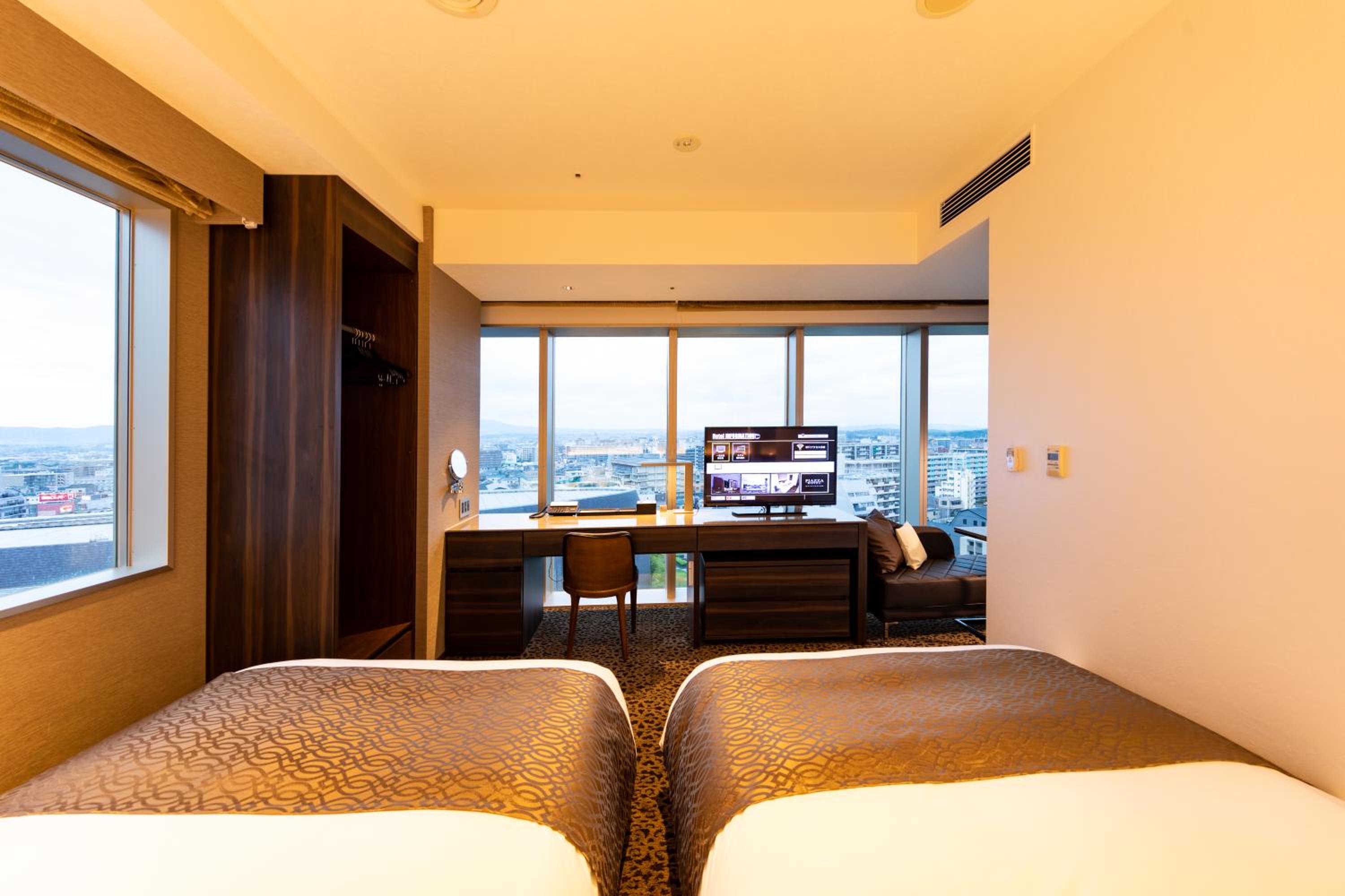 Superior Corner Twin South Wing