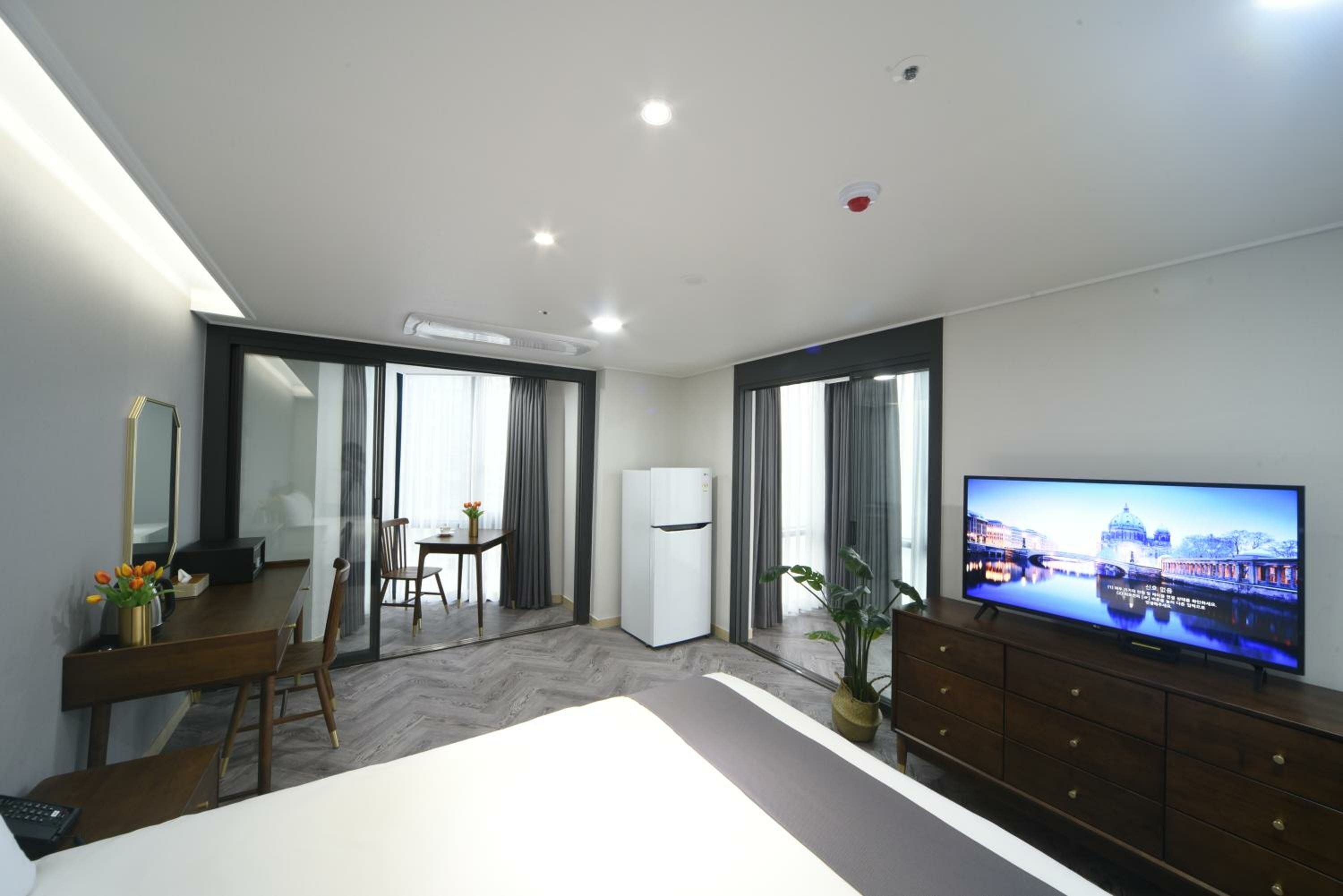 Deluxe Double Room Ocean View with Rooftop Swimming Pool Access For 2