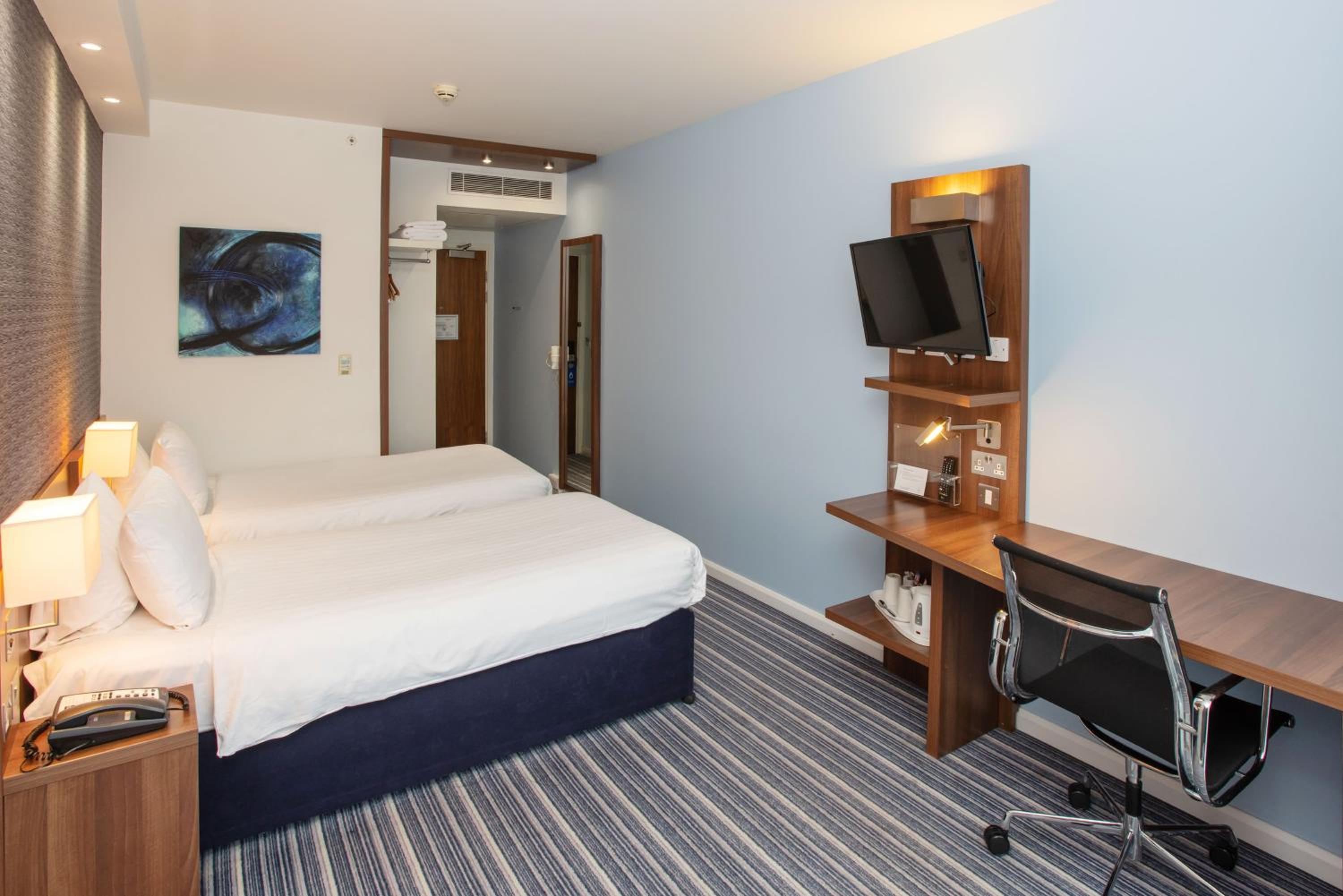 Standard Twin Room with Free Hot Breakfast