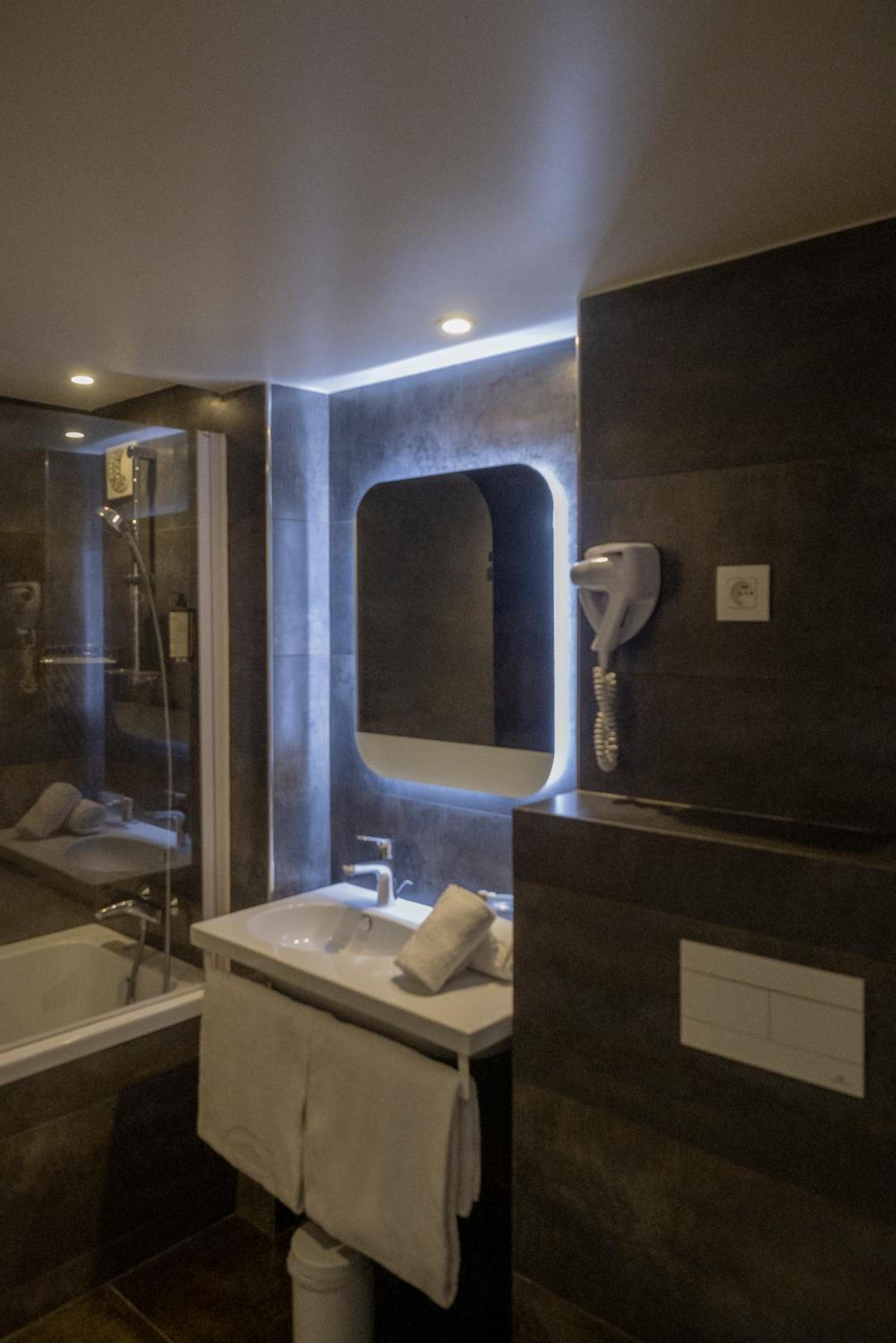 Family Room with Two Double Beds - Non-Smoking