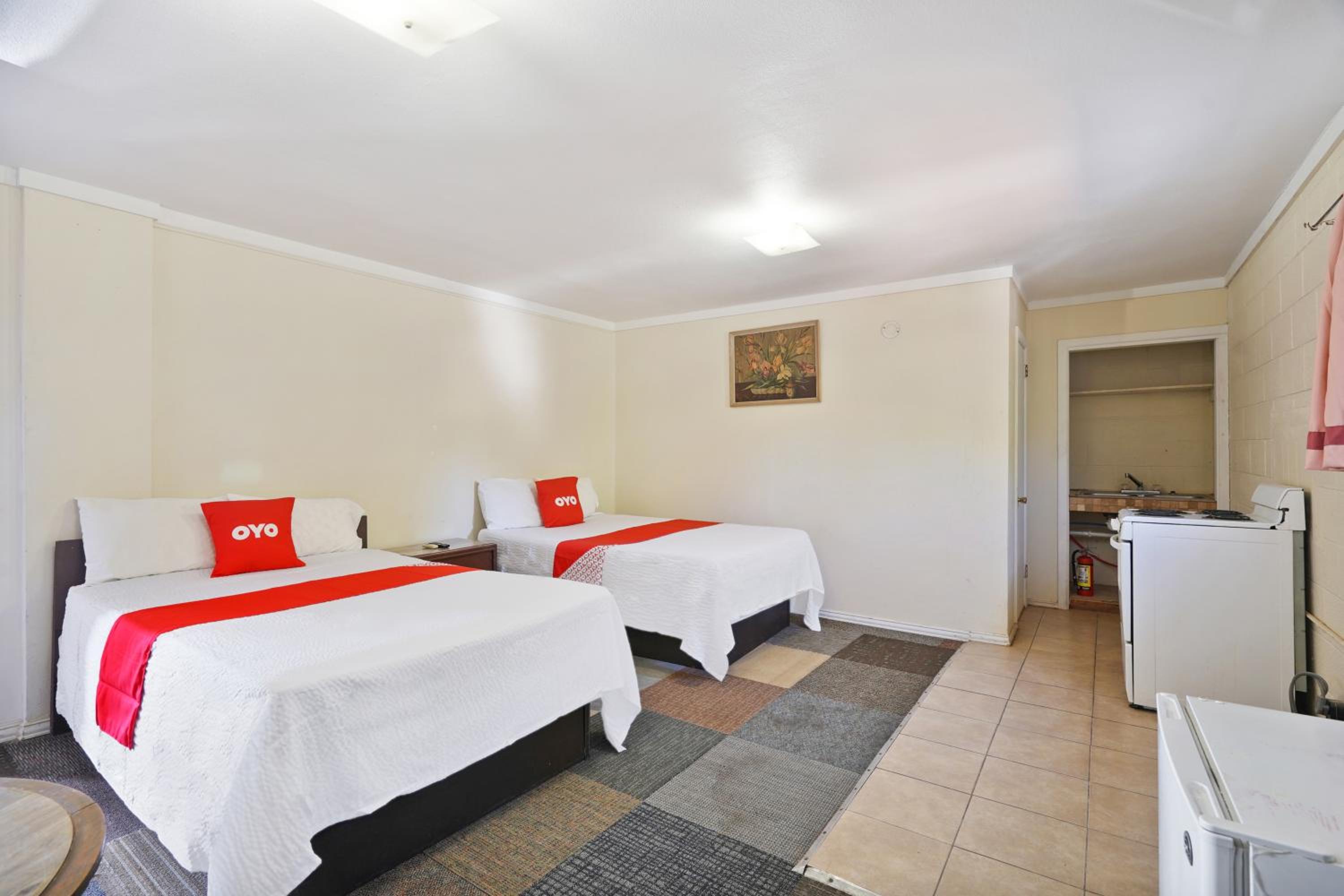 2 Full Beds with Kitchenette	