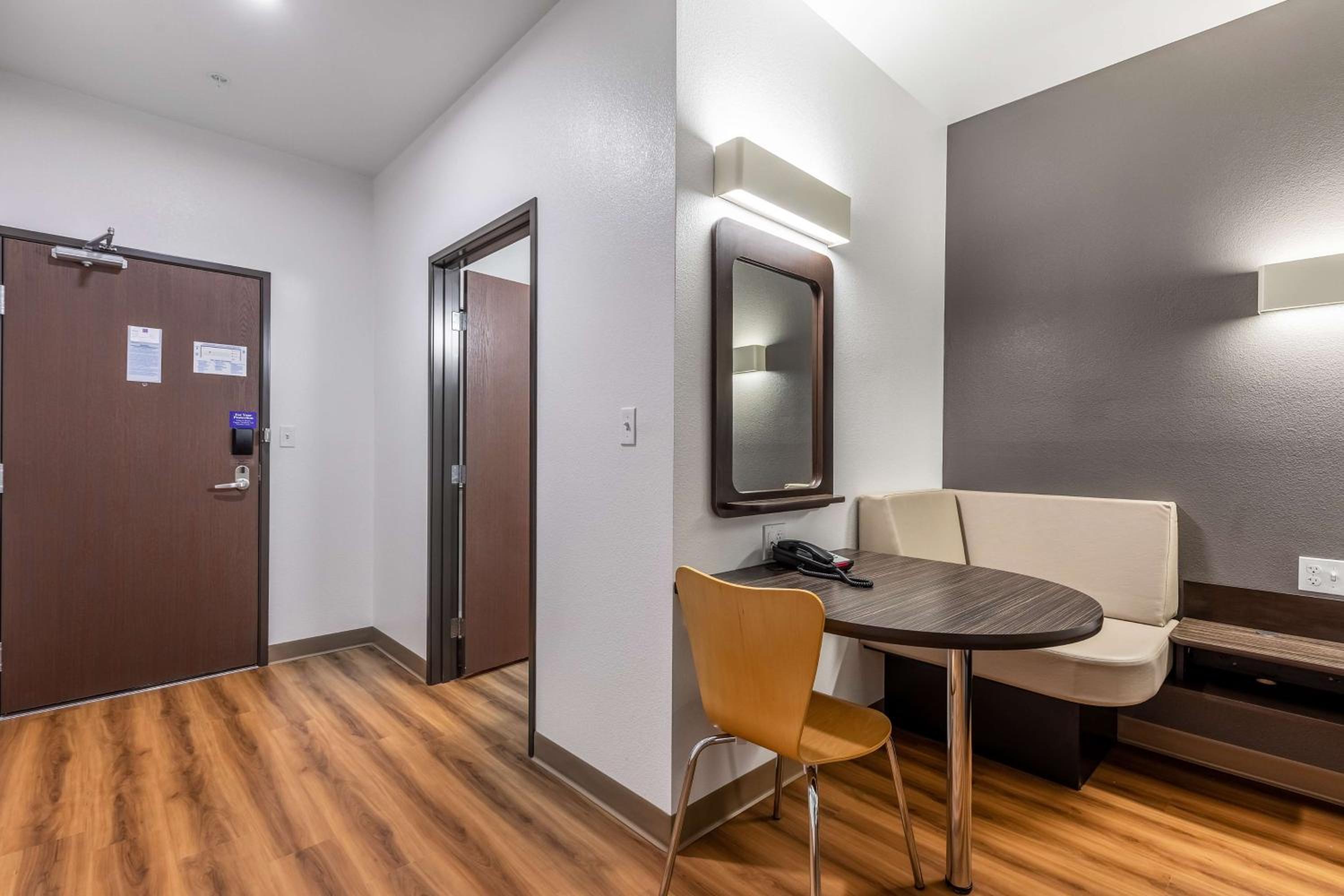 Deluxe King Room - Non-Smoking