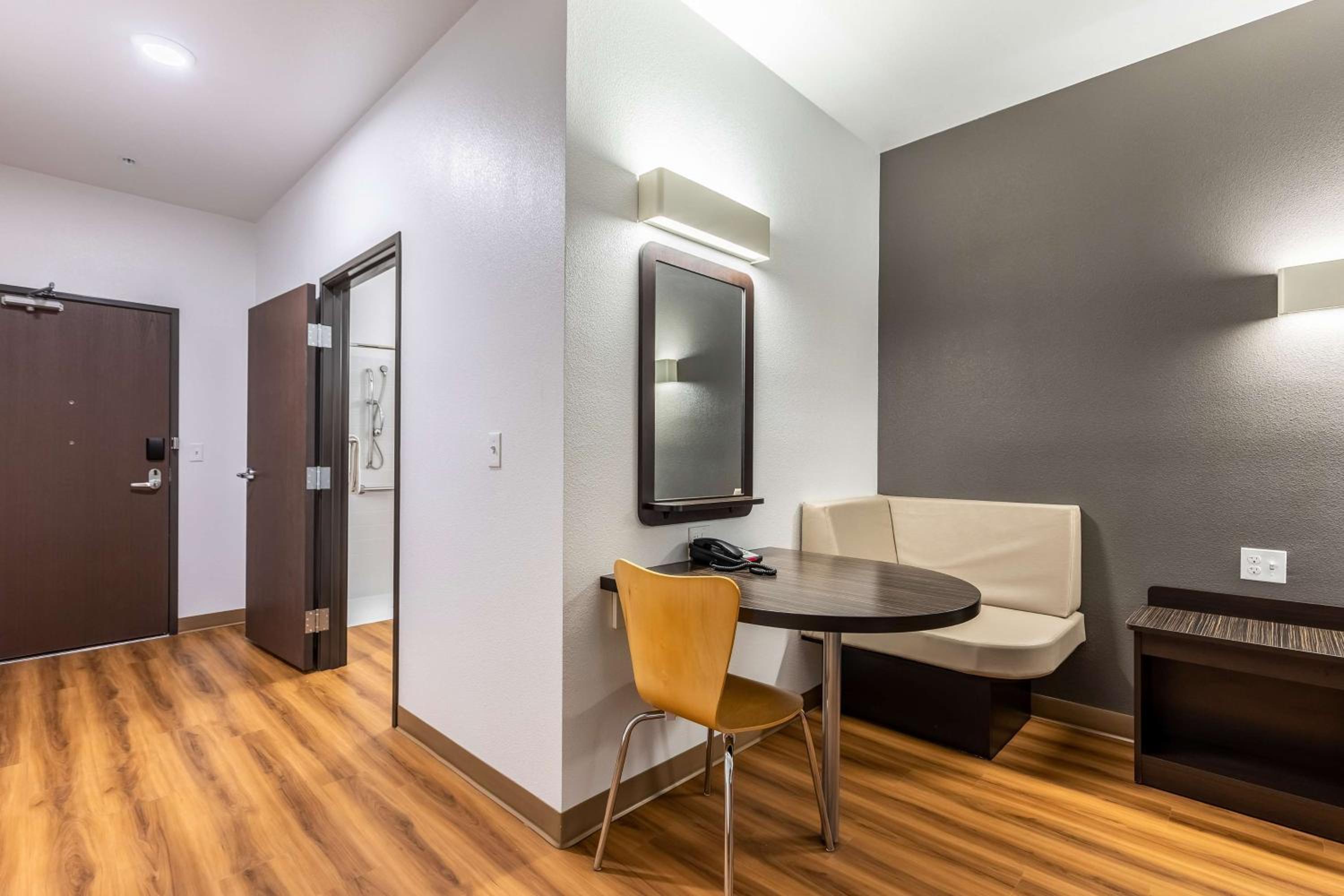 Deluxe King Room - Non-Smoking