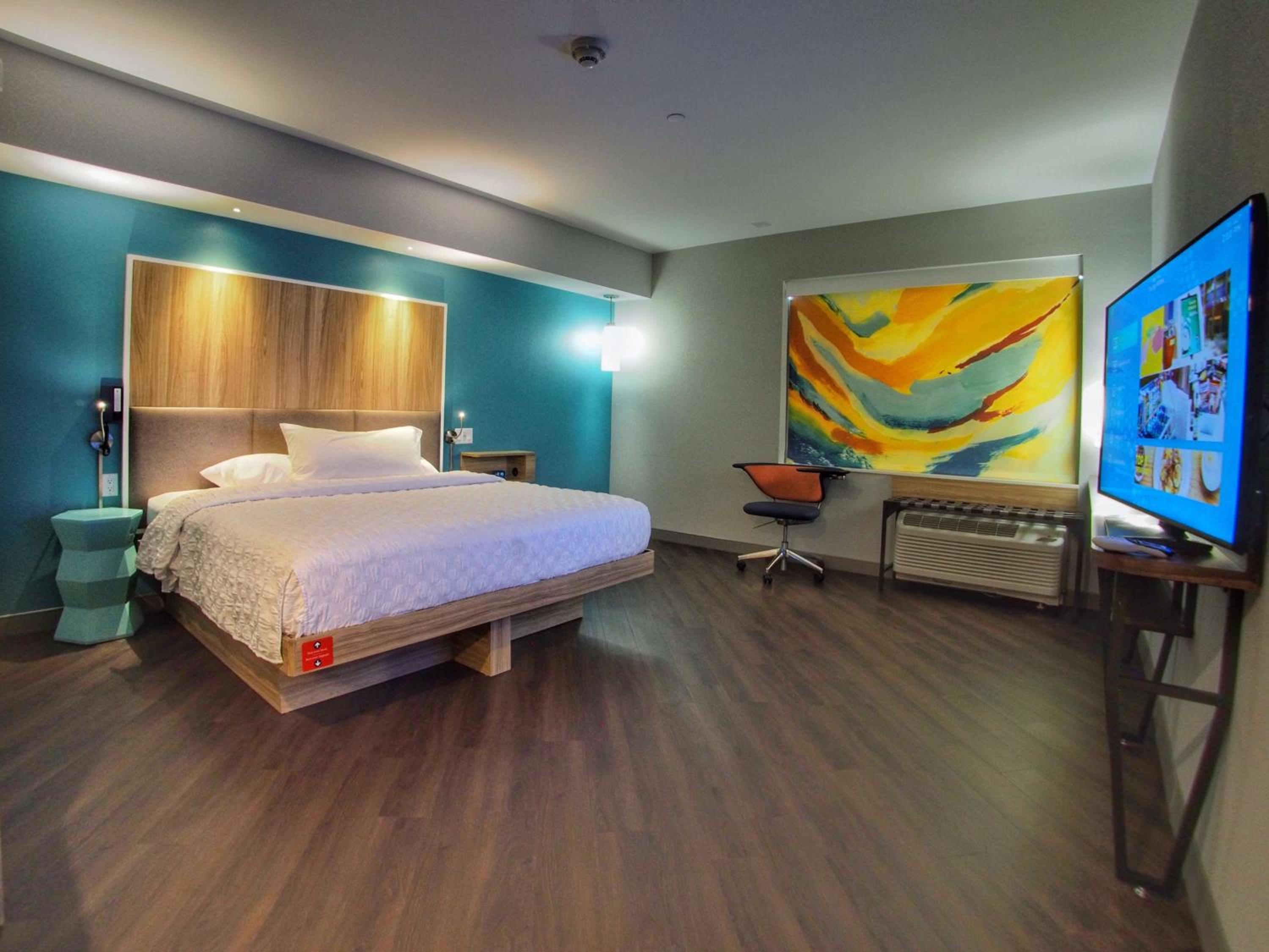 King Room with Accessible Tub - Mobility Access