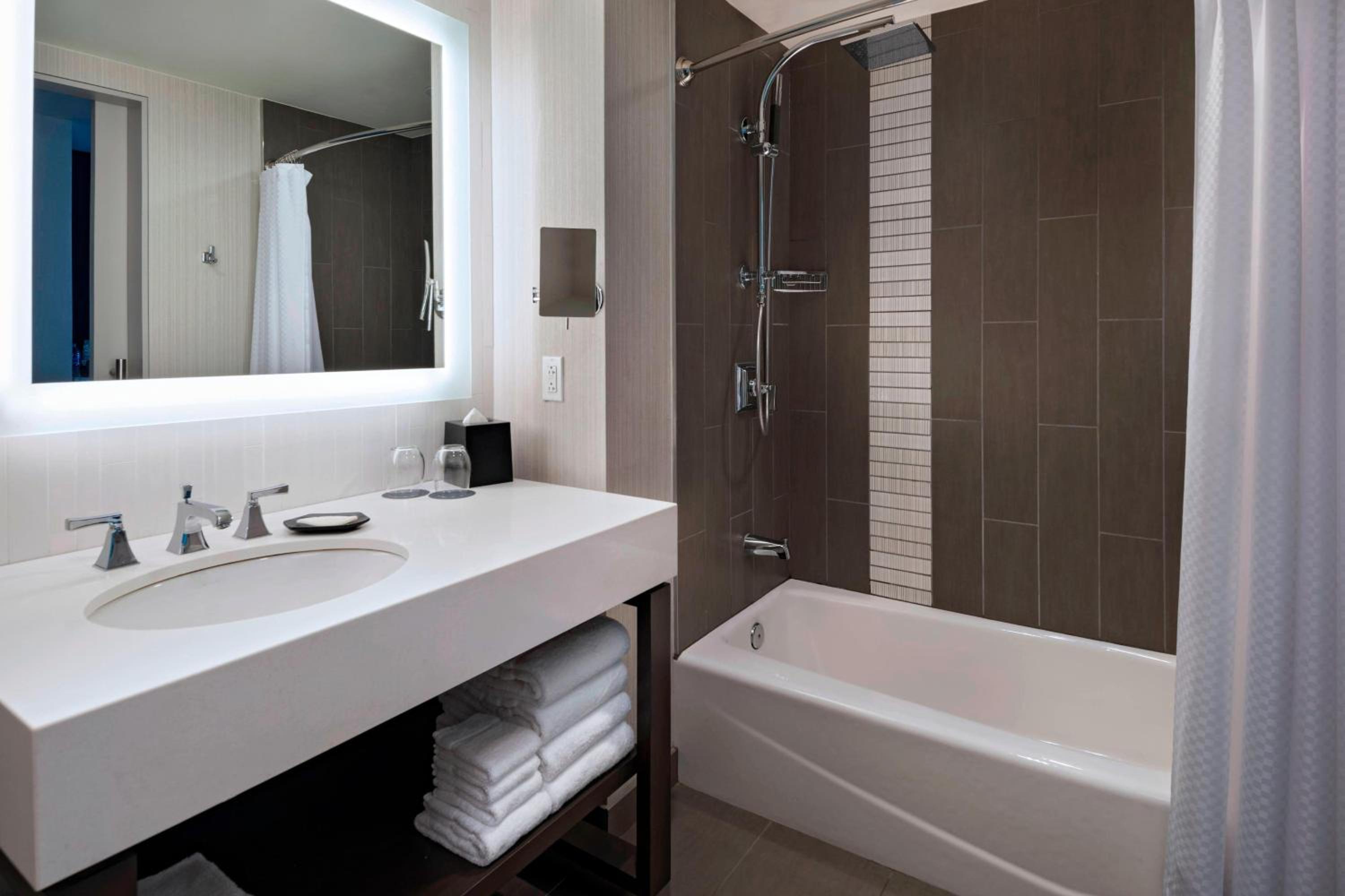 King Room with Adapted Tub - Mobility and Hearing Accessible