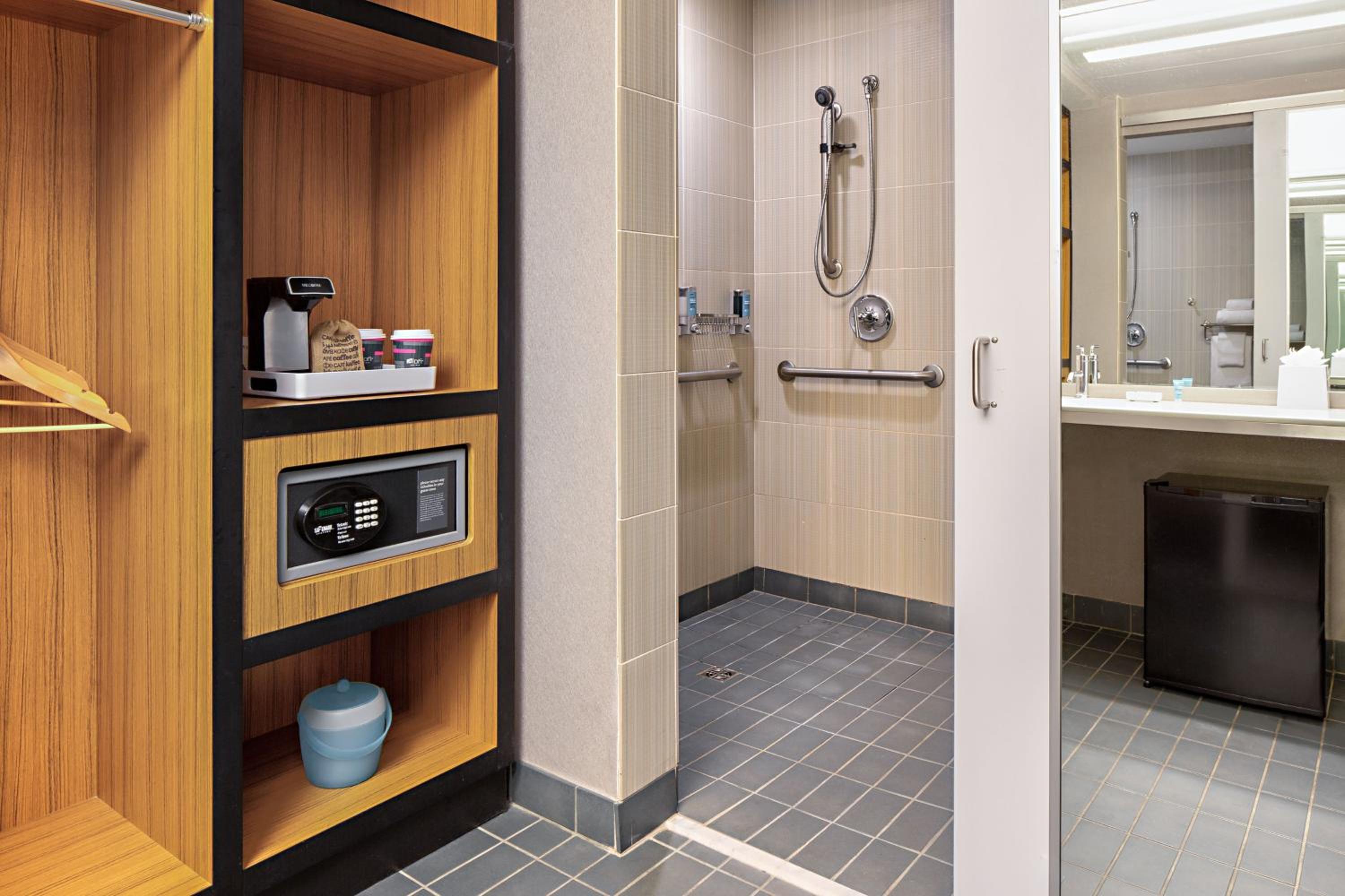 Aloft, Guest room, 1 King