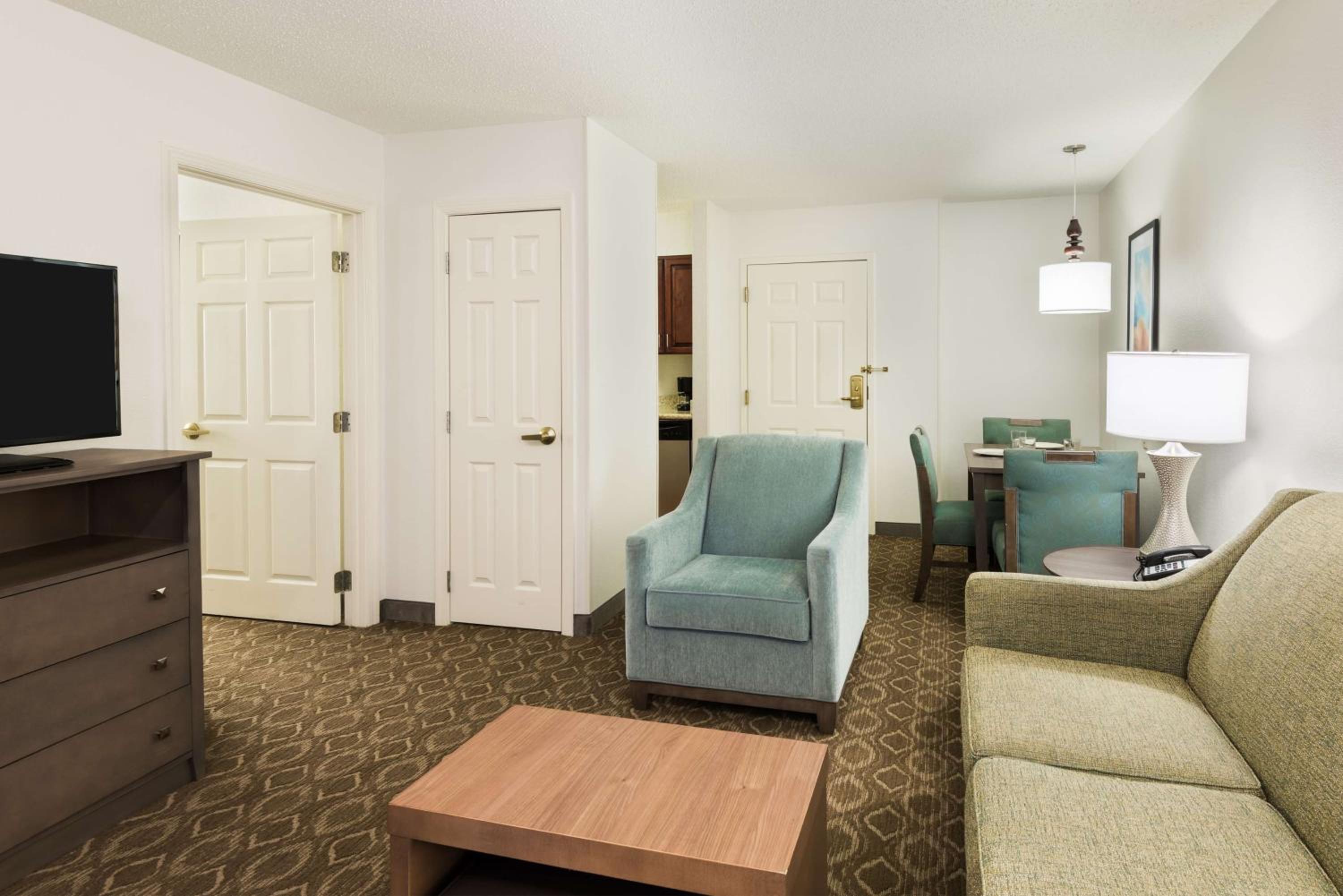 King Suite with Accessible Tub - Mobility and Hearing Access/Non-Smoking