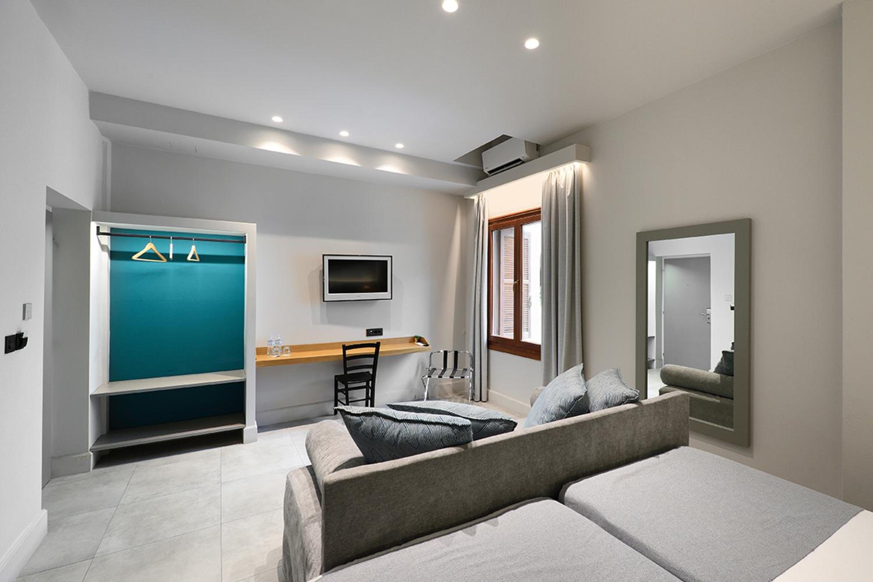 Family Room (3 Adults + 1 Child)