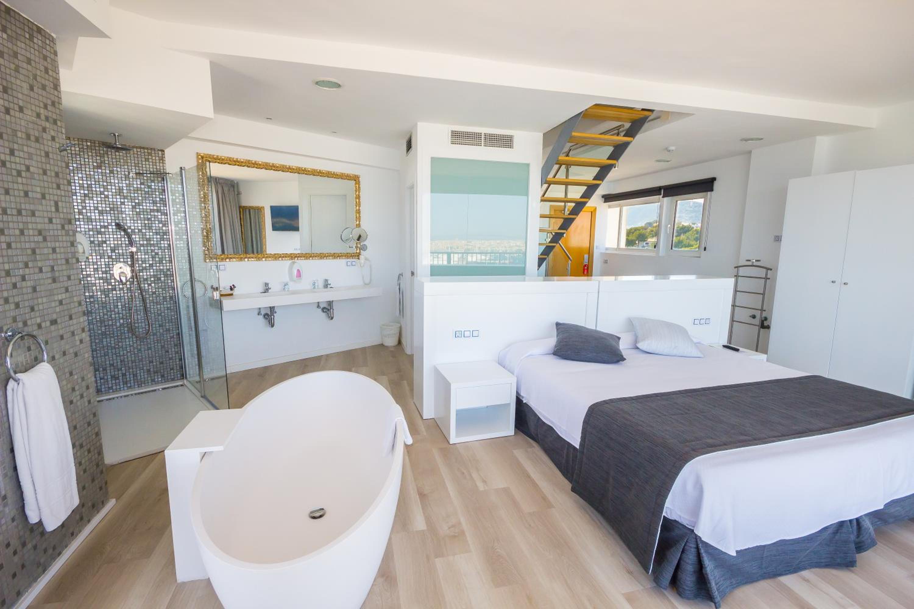 Deluxe Suite with Sea View