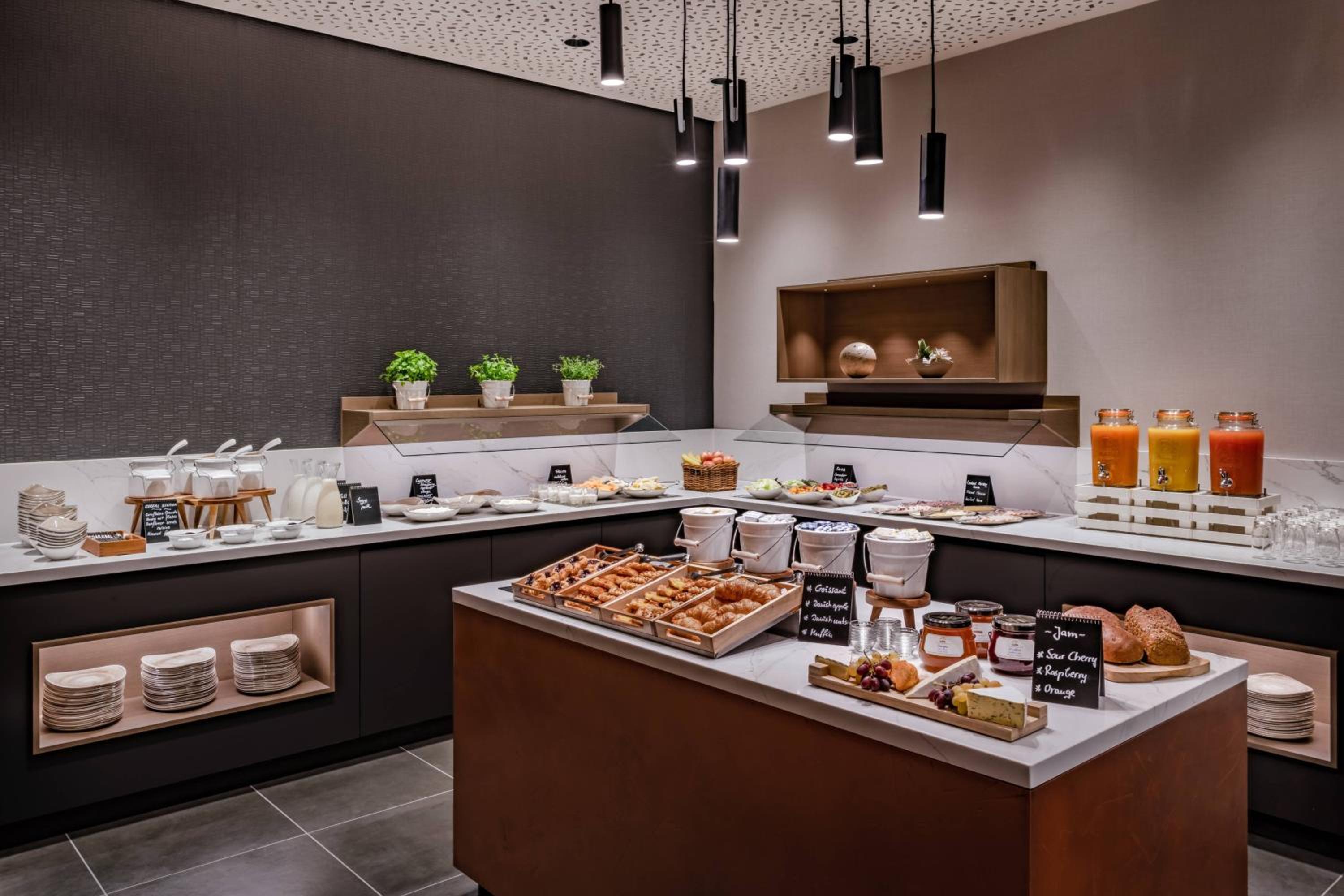 Club Suite, M Club lounge access, Suite, 1 King, Sofa bed