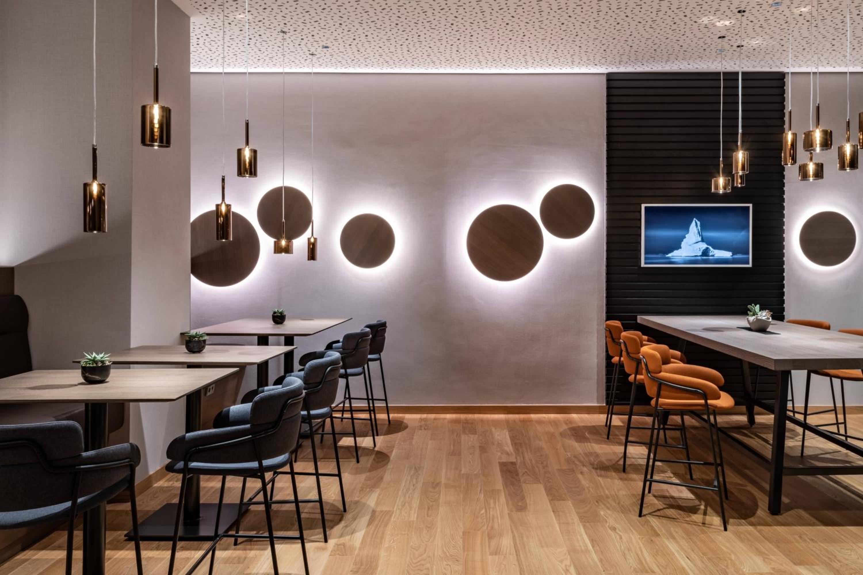 Club Suite, M Club lounge access, Suite, 1 King, Sofa bed