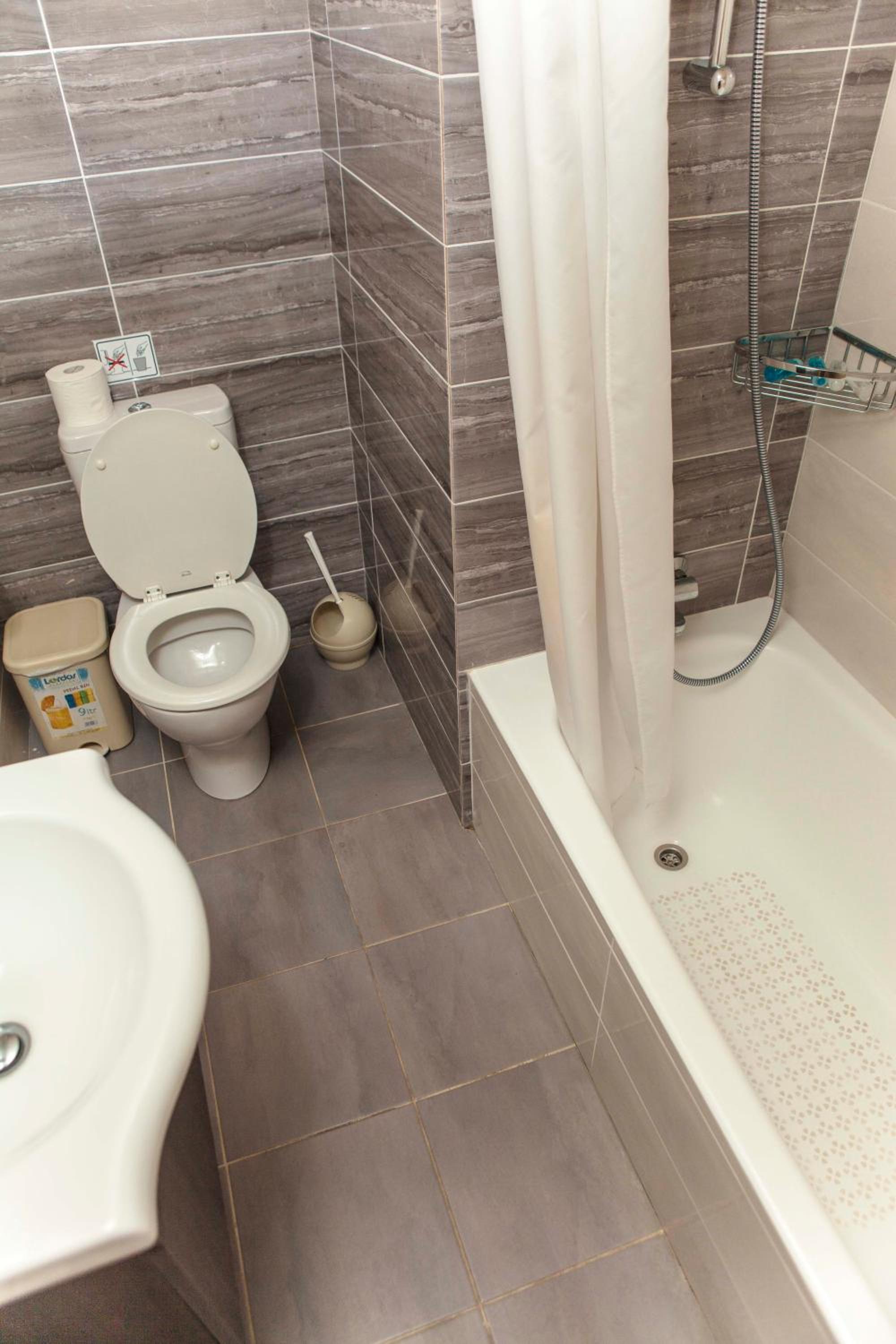 Family Room (2 Adults + 2 Children)