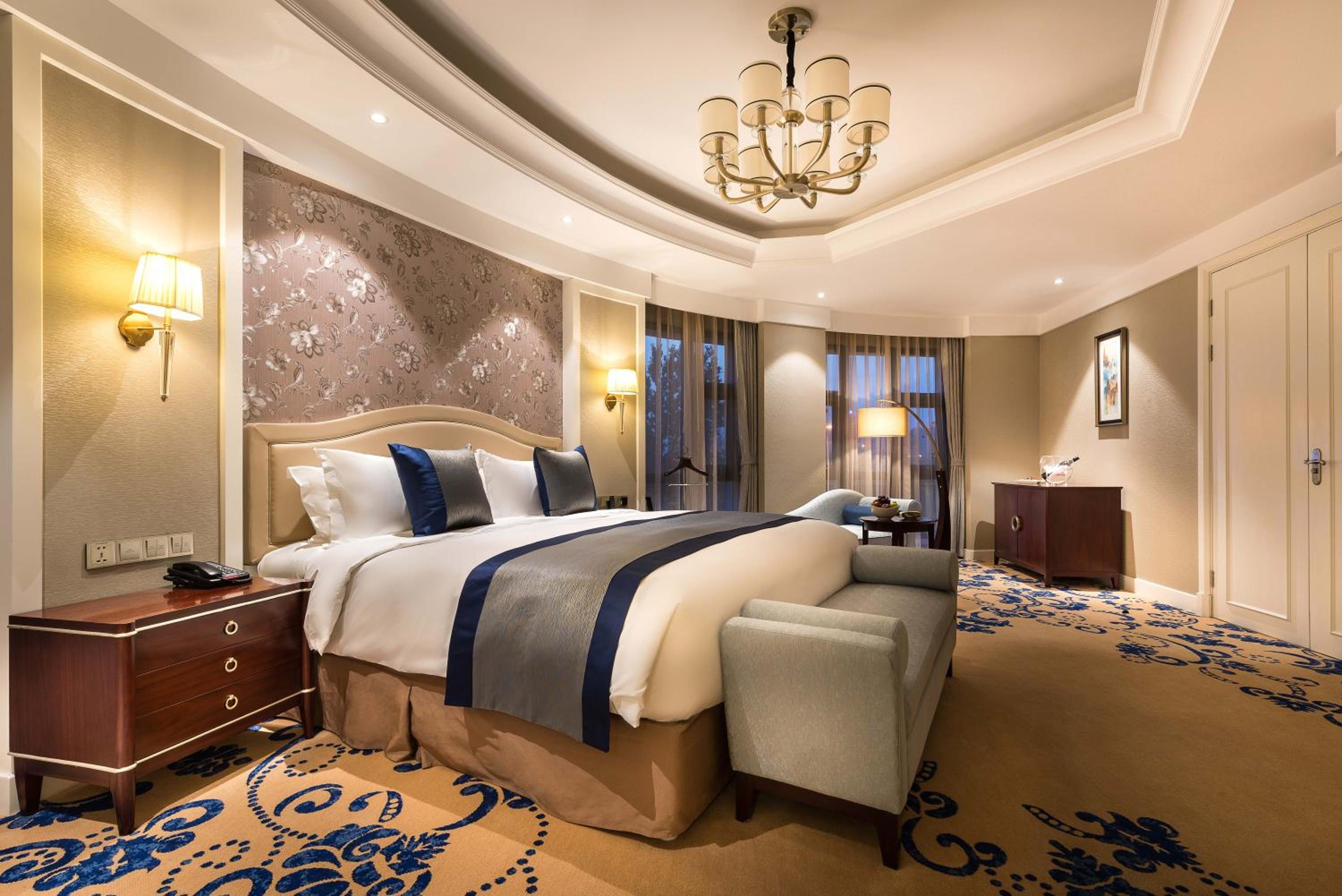 Superior King Suite with Lounge Access