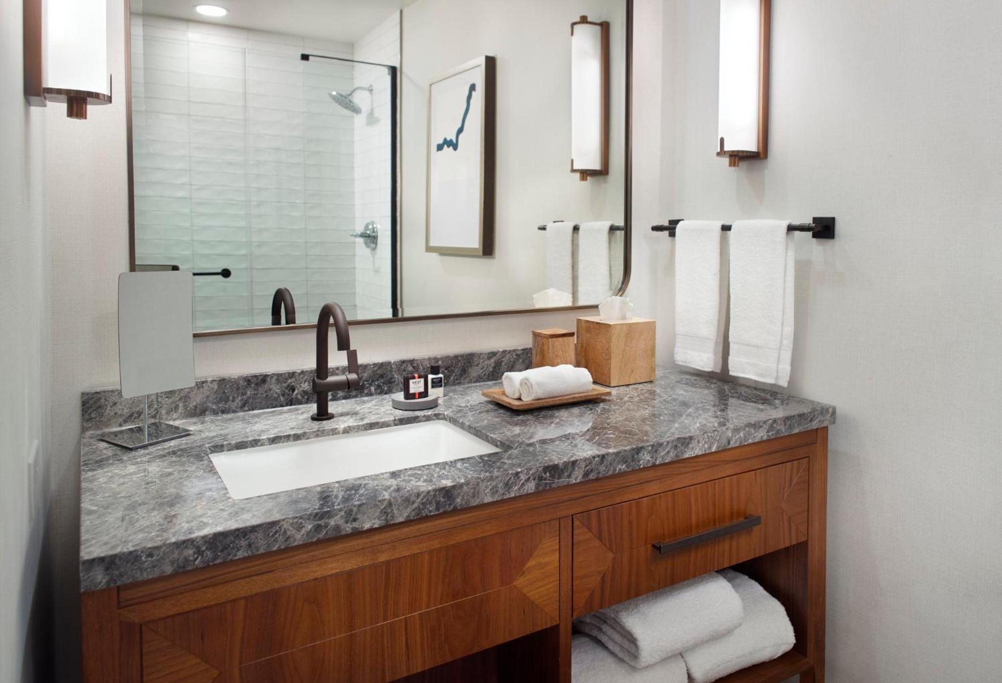 Deluxe Room - 1 King Bed