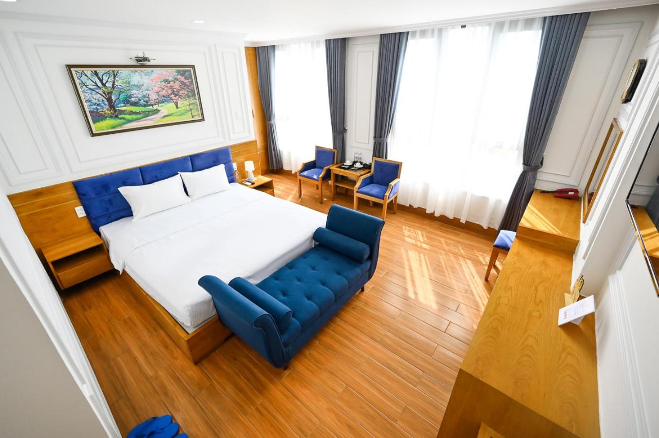 Suite with City View and Bathtub