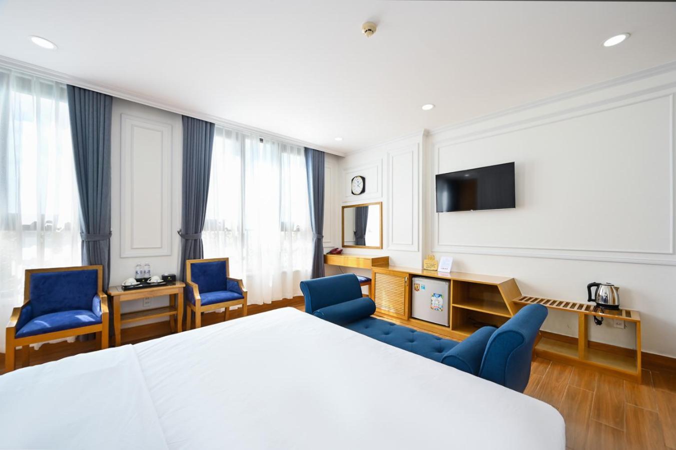 Suite with City View and Bathtub