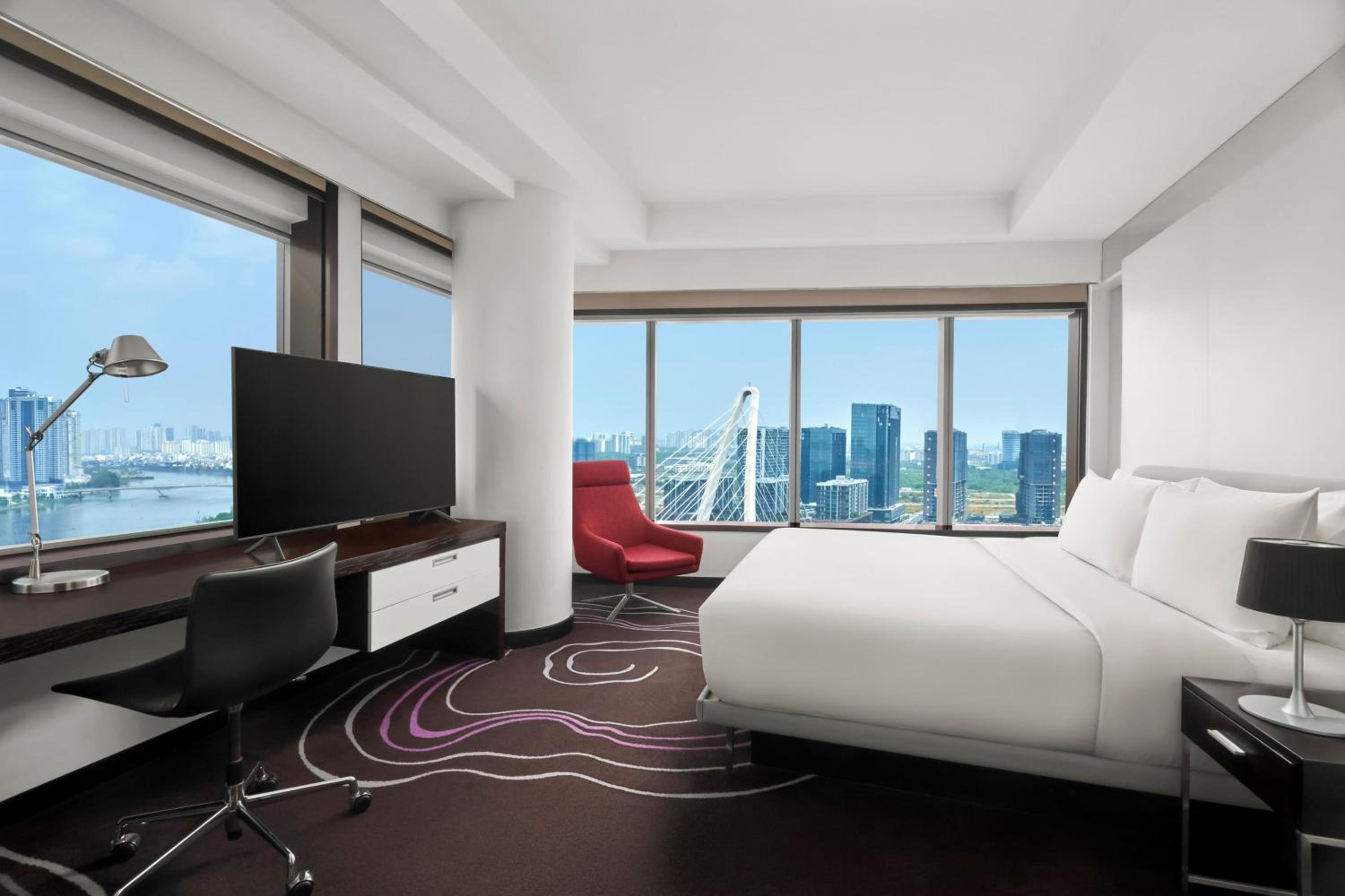 Concierge lounge access, 1 Bedroom Larger Suite, 1 King, River view, Corner room