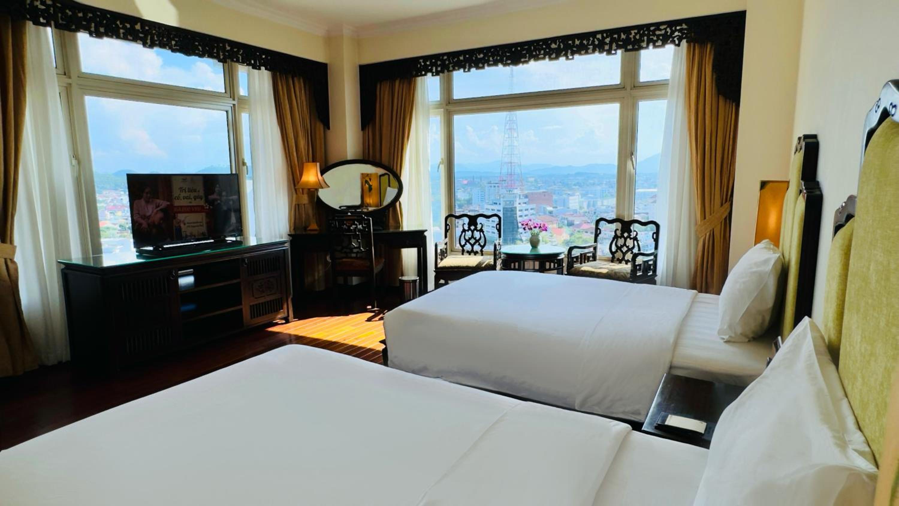 Deluxe Twin City View