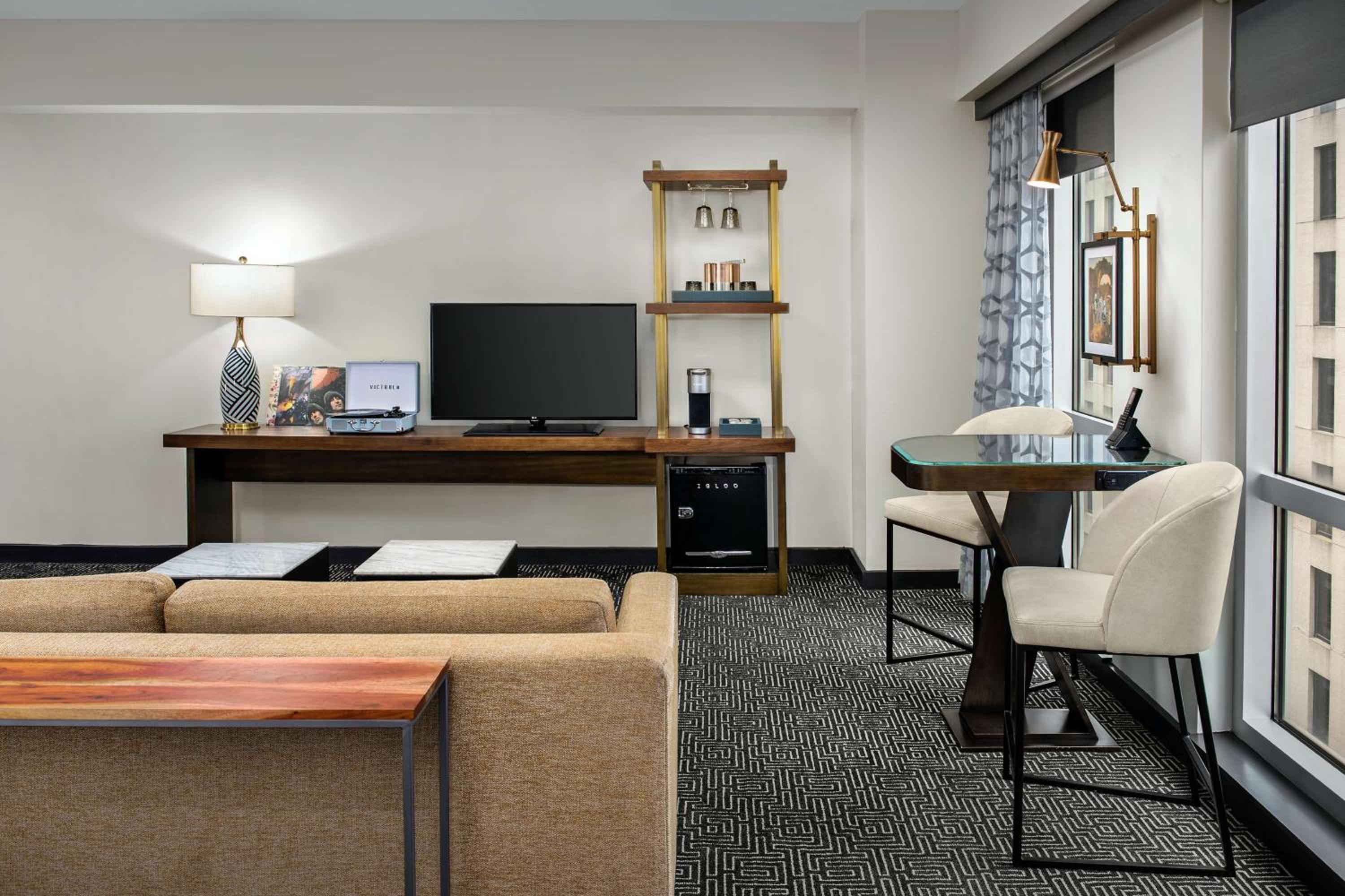 Junior King Suite with Urban View