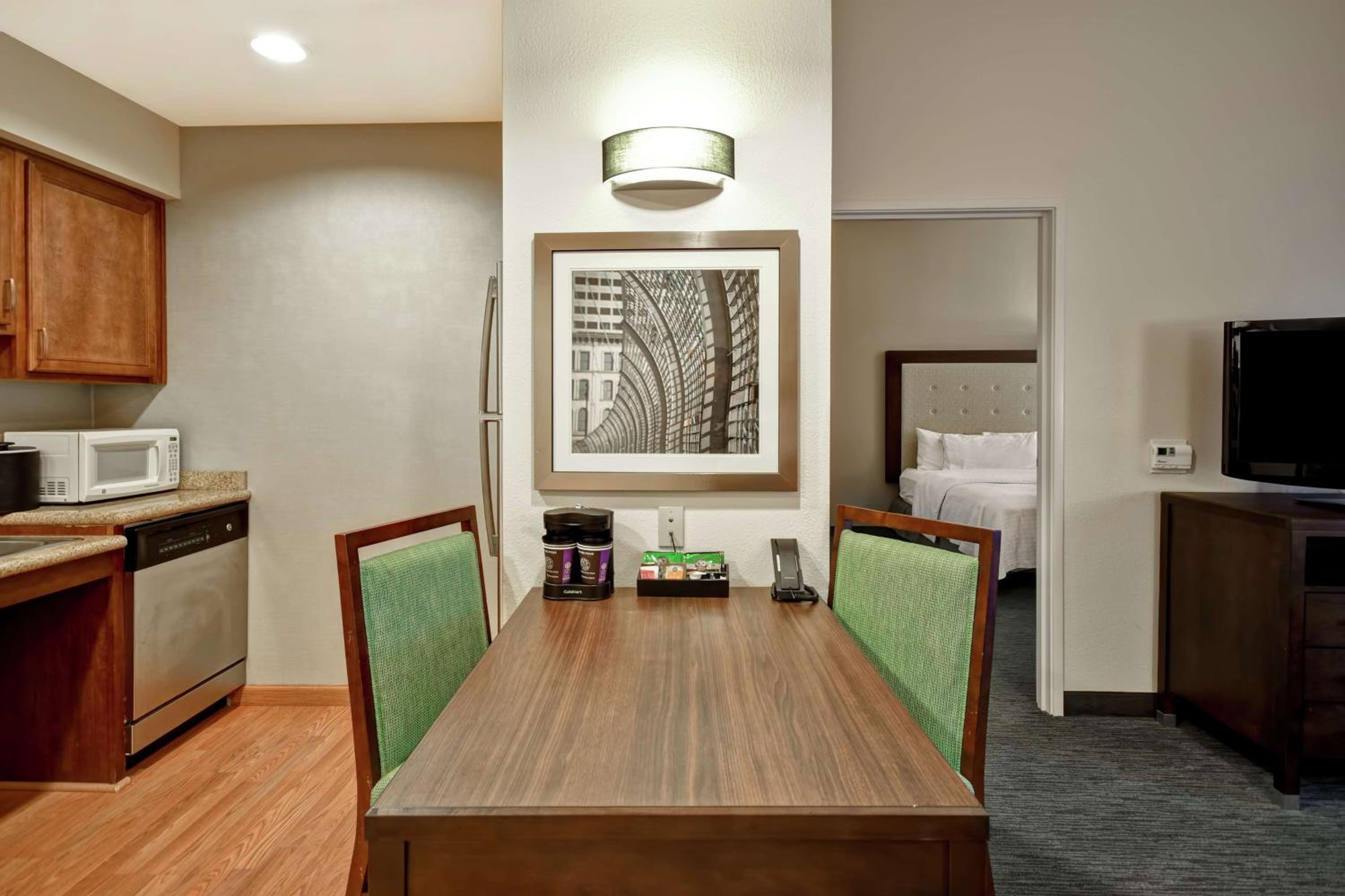 King Suite - Mobility Access/Non-Smoking