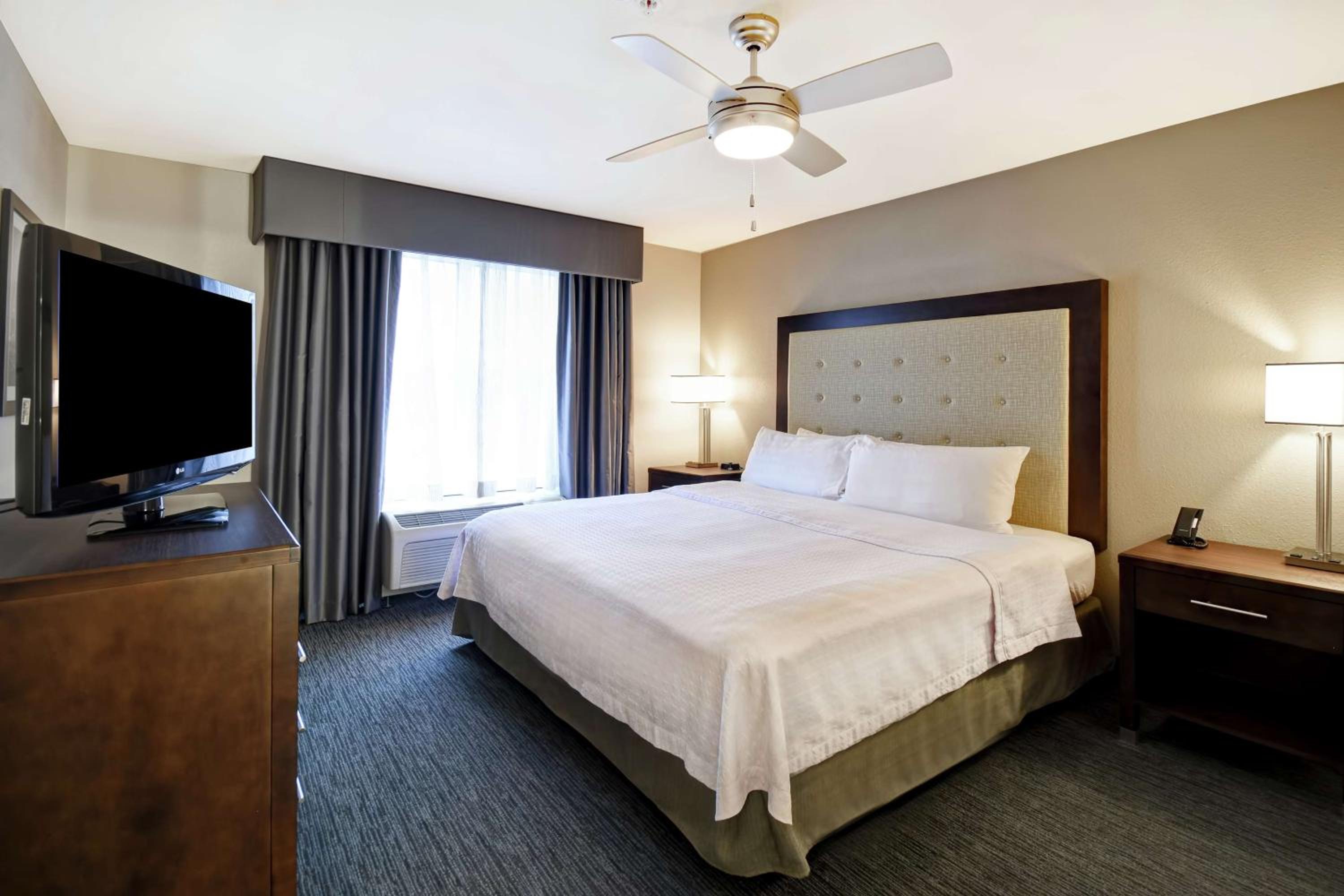 King Suite - Mobility Access/Non-Smoking