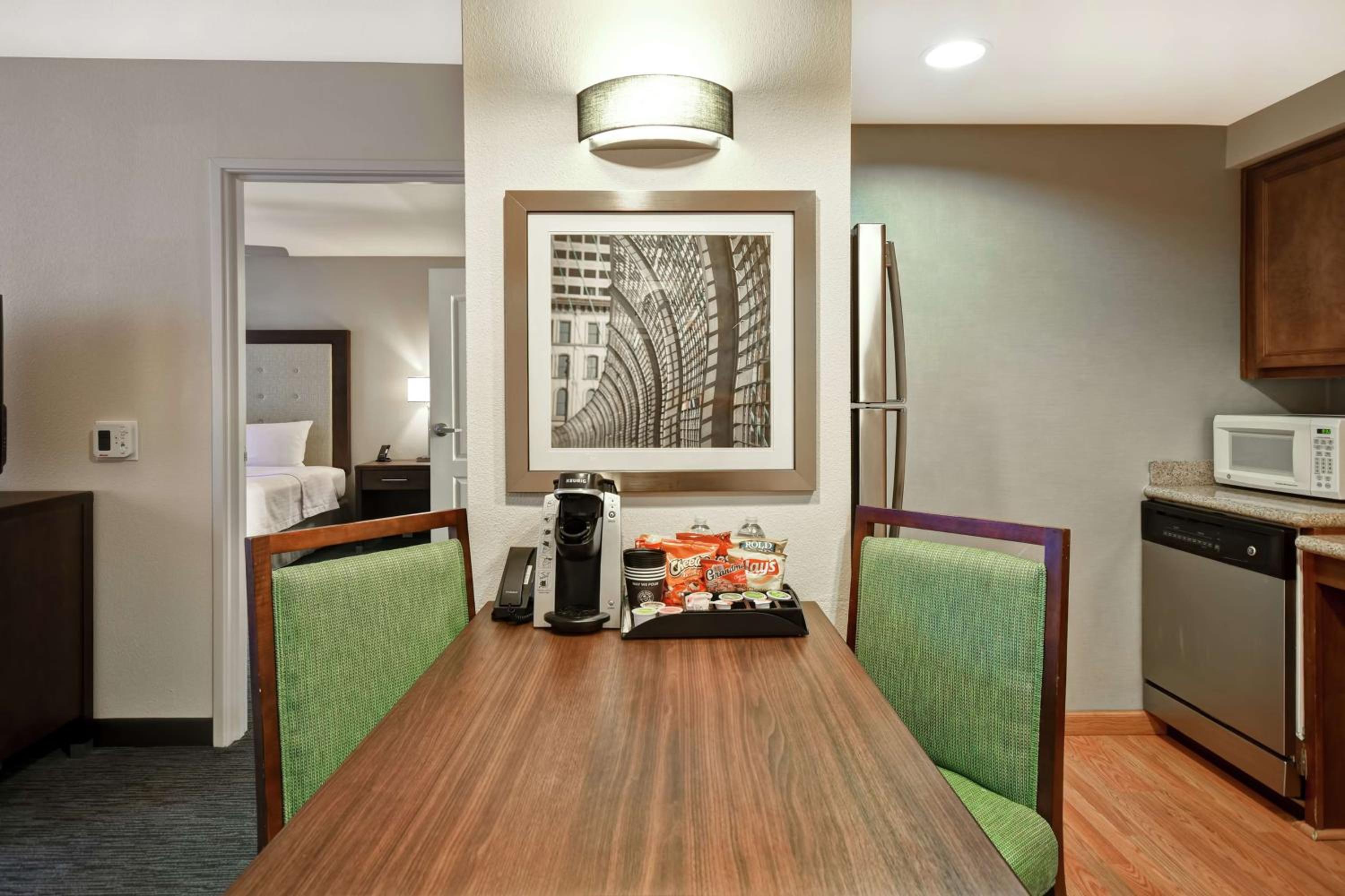 One-Bedroom King Suite - Non-Smoking