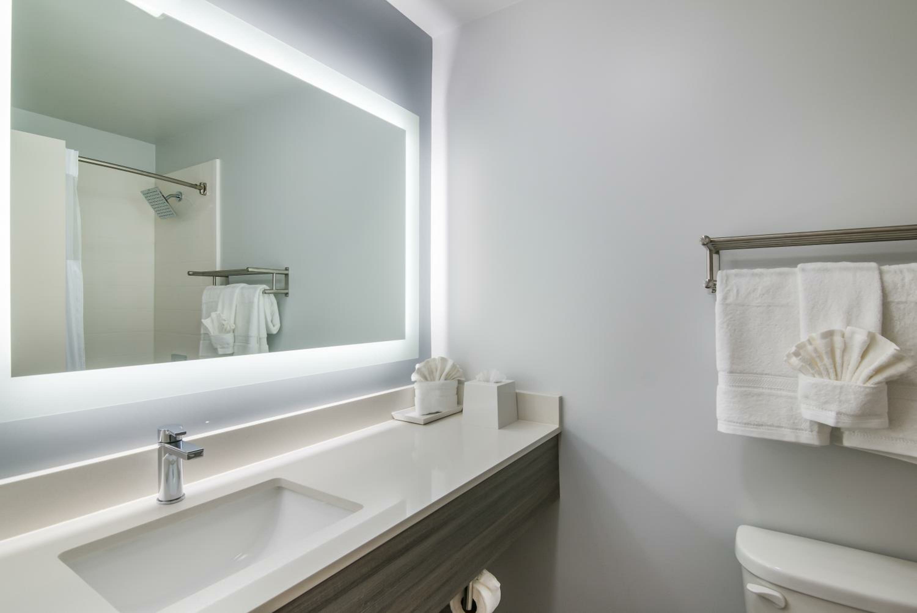 Standard King Room With Pool View - Non-Smoking
