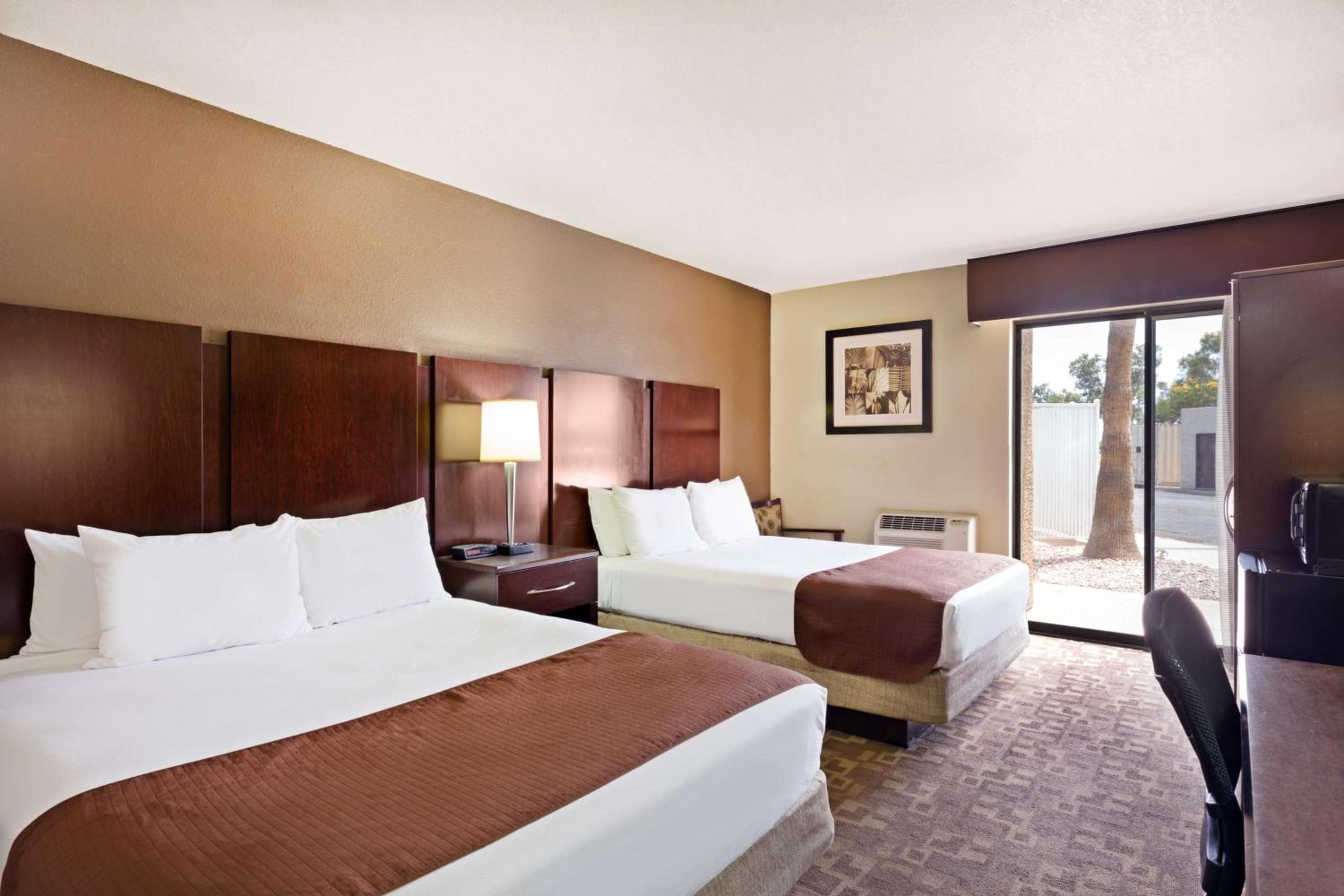 Queen Room With Two Queen Beds - Non-Smoking