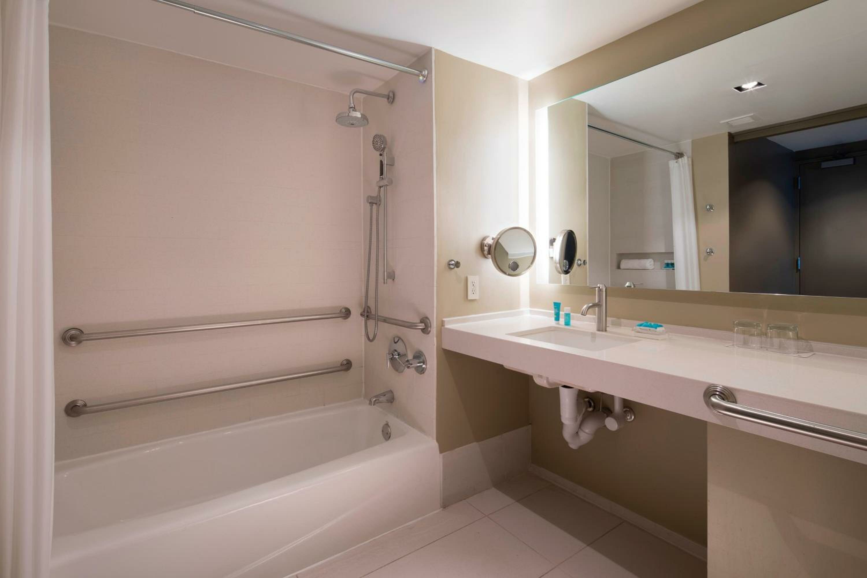 Spectacular Double Room with Two Double Beds - High Floor - Mobility and Hearing Accessible
