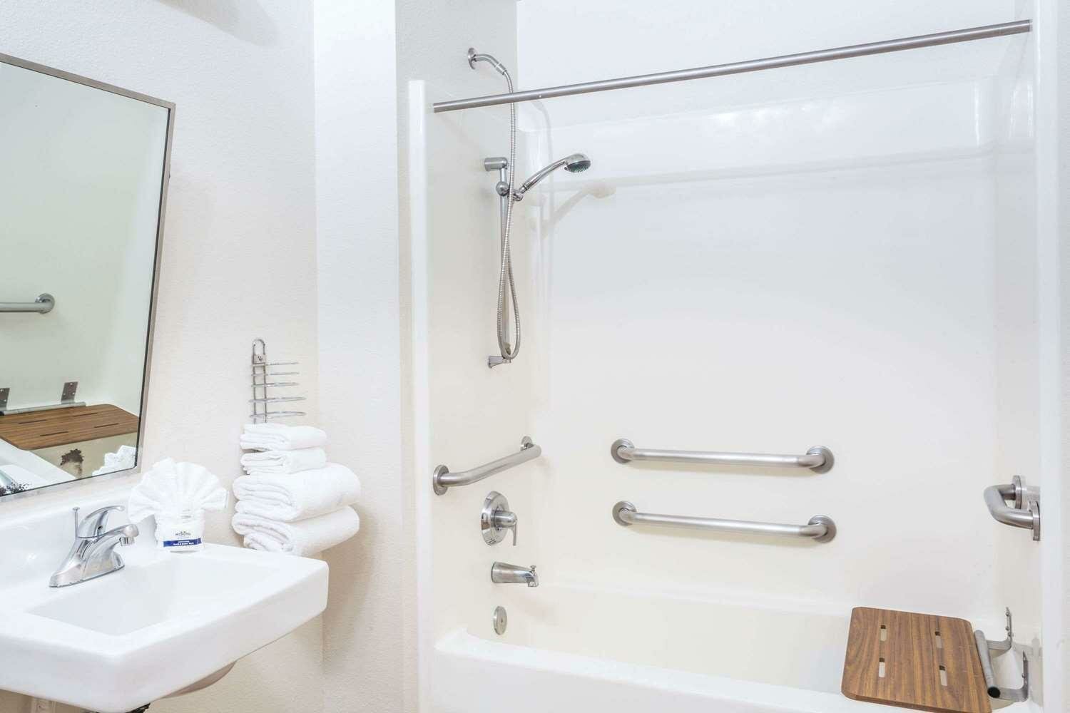 One-Bedroom Suite - Disability Access/Non-Smoking SPN1