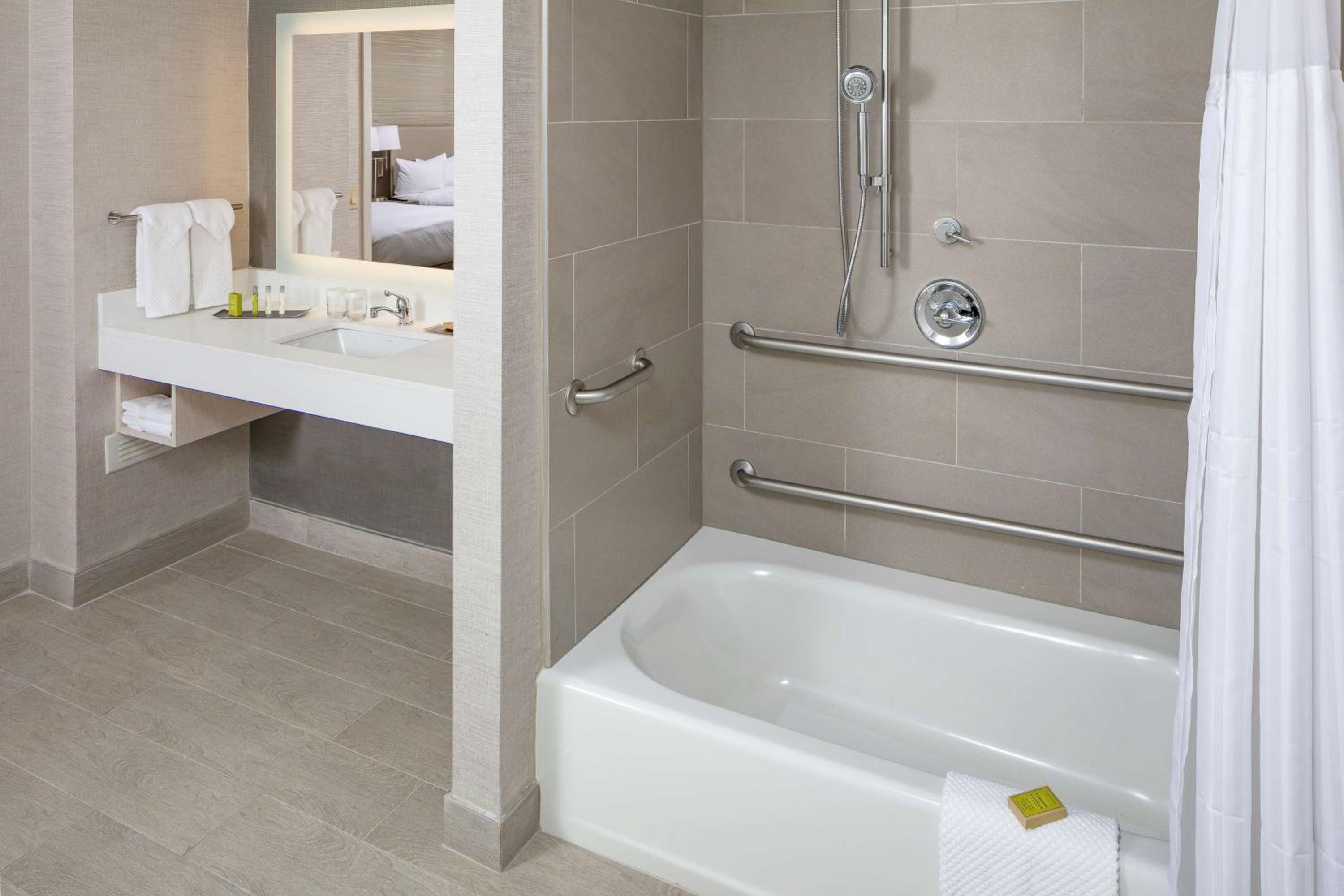 King Room with Accessible Tub - Mobility Access