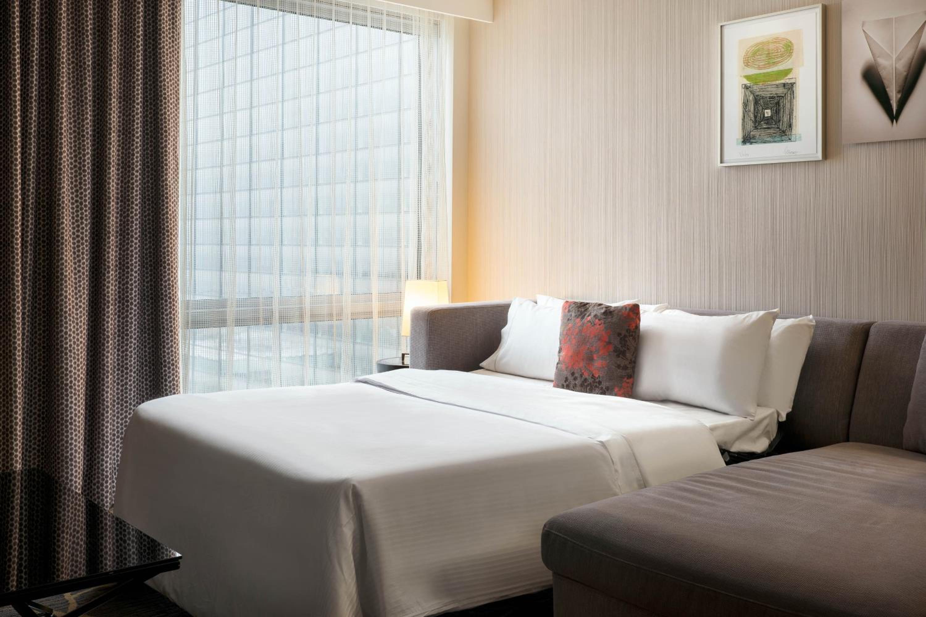 Larger Suite, 1 King, Sofa bed, City view