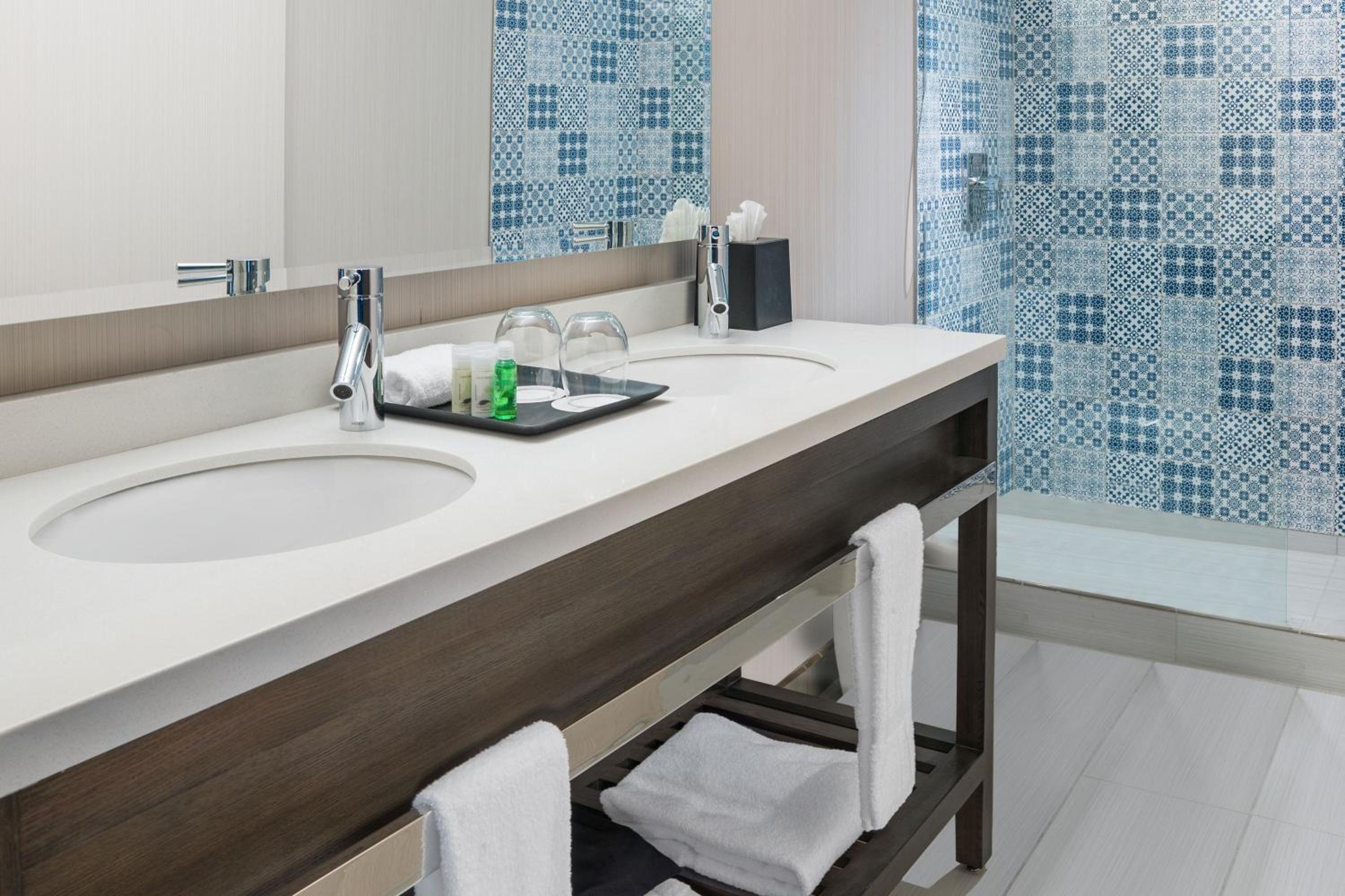 Junior Suite, 1 King, City view