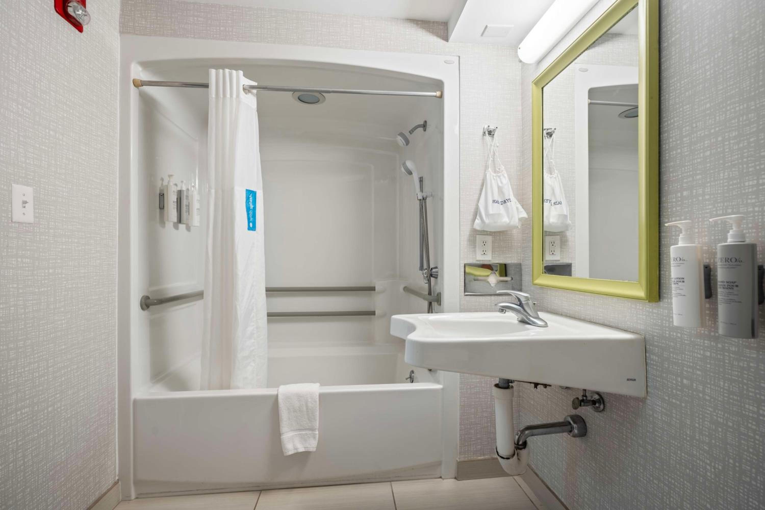 Queen Room with Mobility Access/Non-Smoking