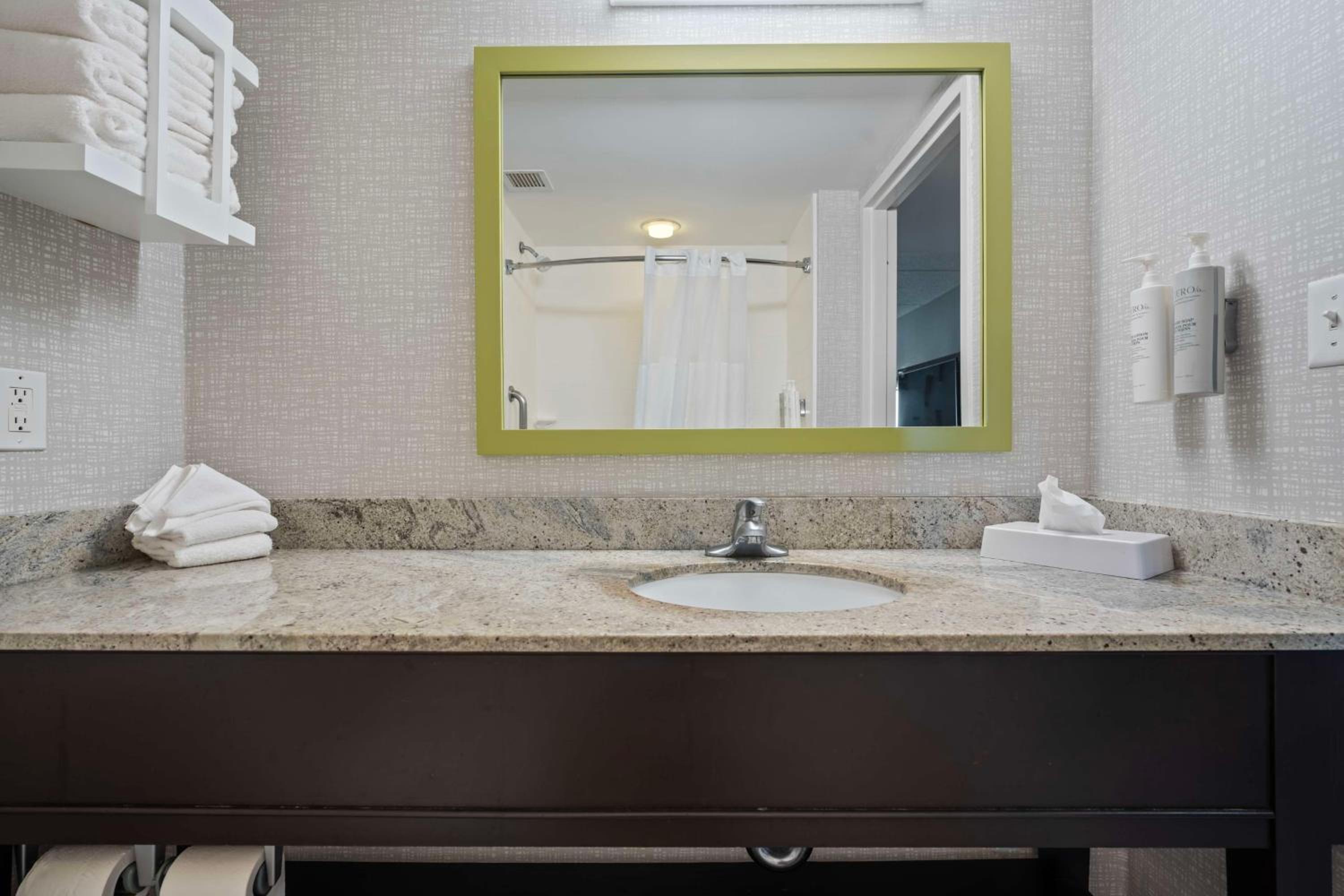 King Room with King Bed - Non-Smoking