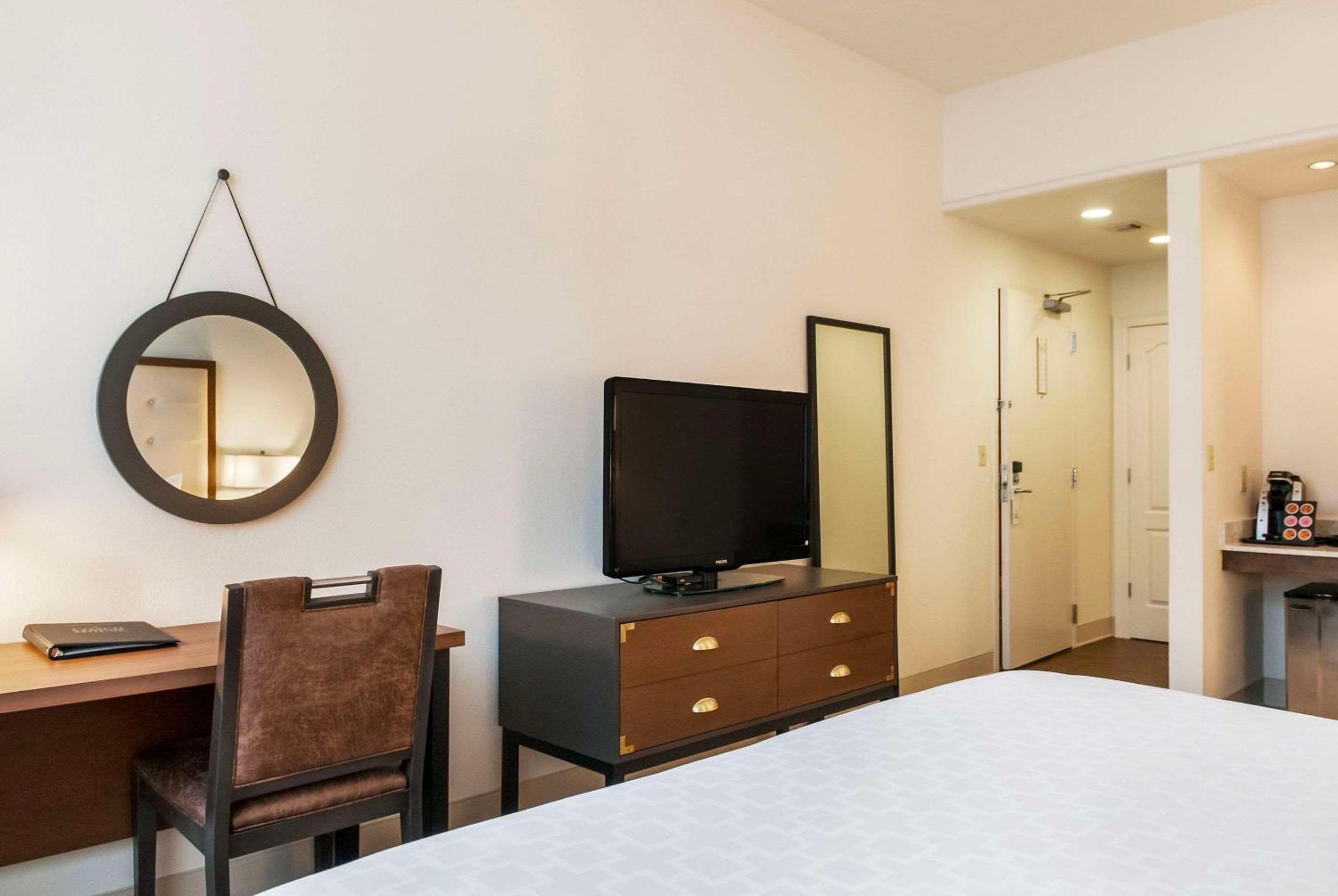 Standard King Room - Non-Smoking 