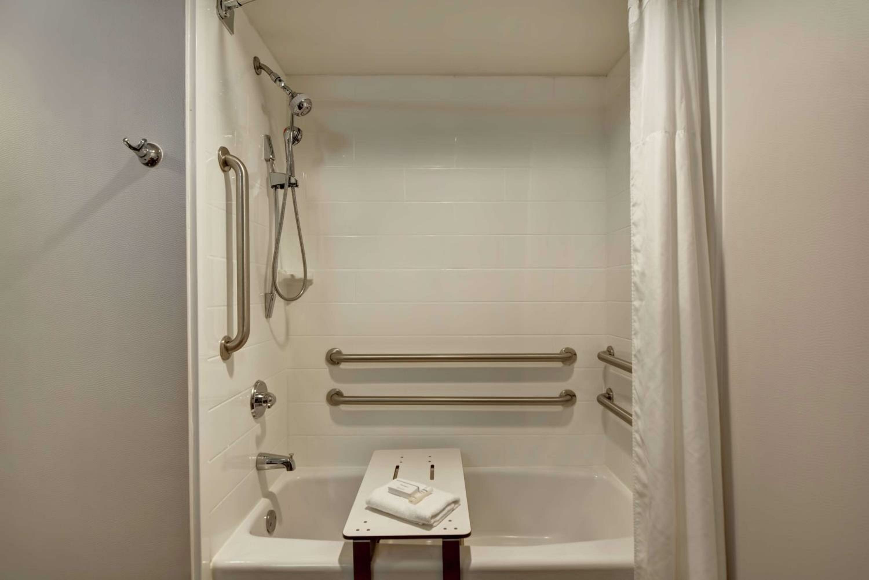 Double Room with Tub - Mobility and Hearing Accessible/Non-Smoking