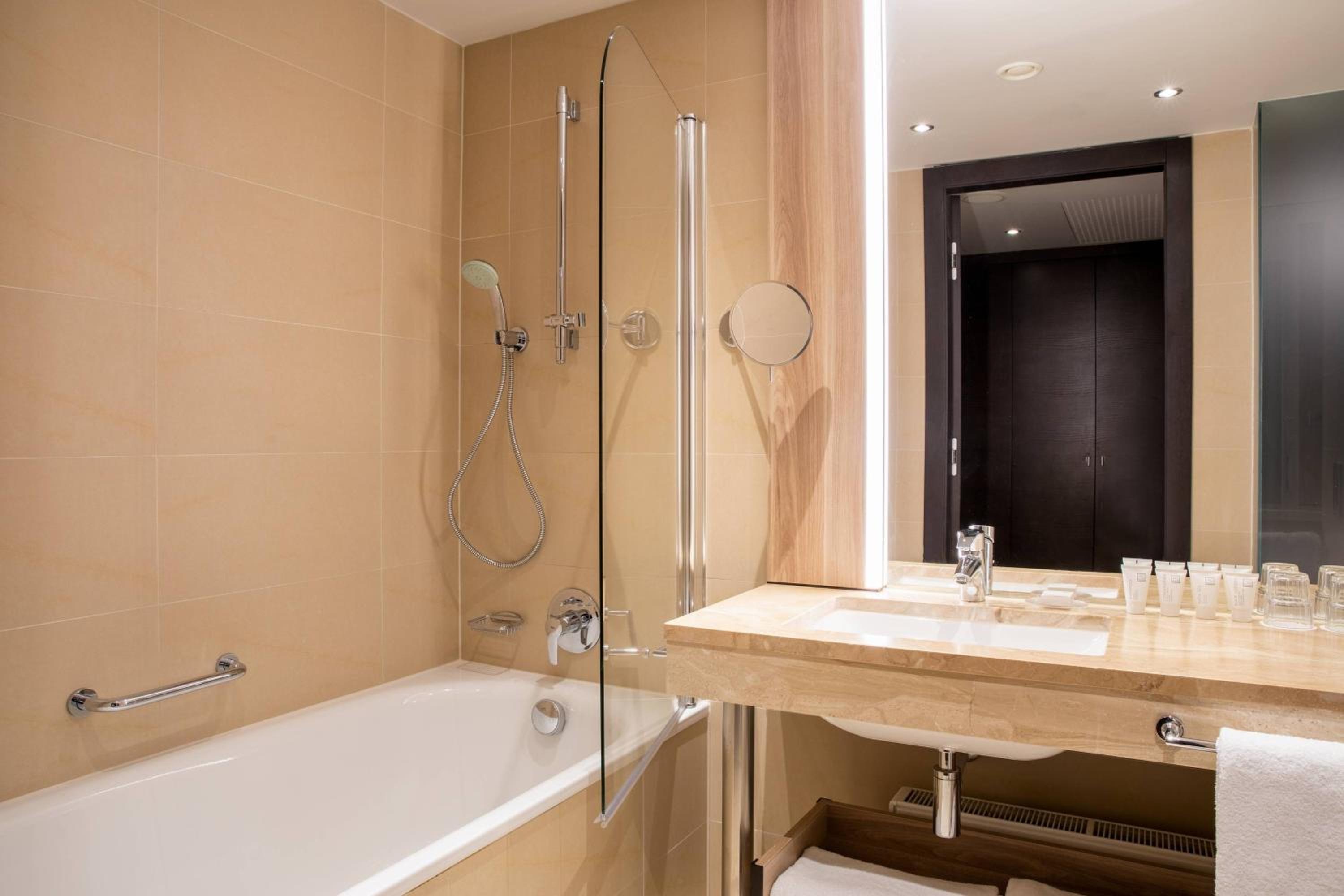 Executive, Guest room, 1 King, Sofa bed, City view