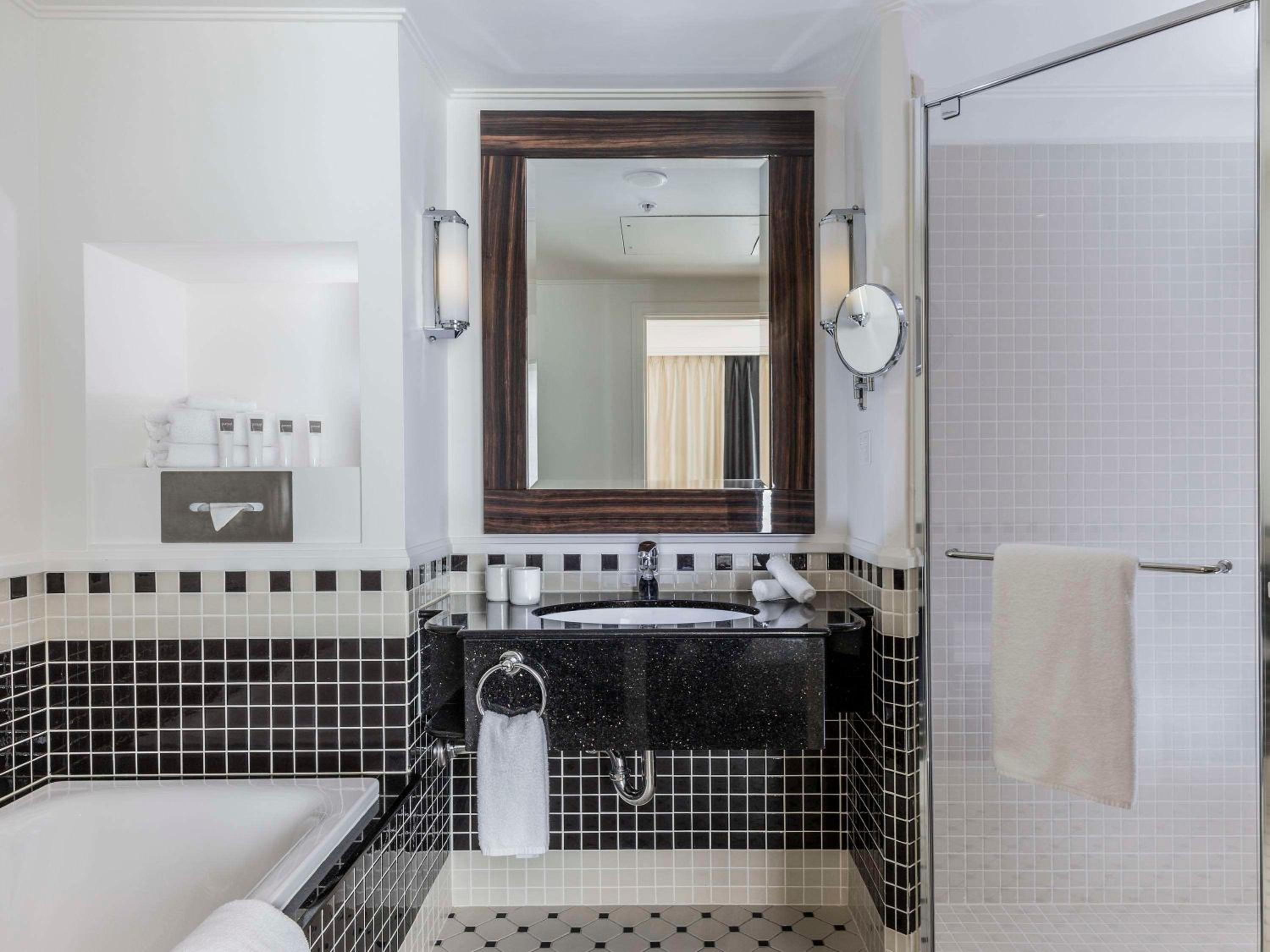 Executive King Suite with Sofa - Club Floor Access