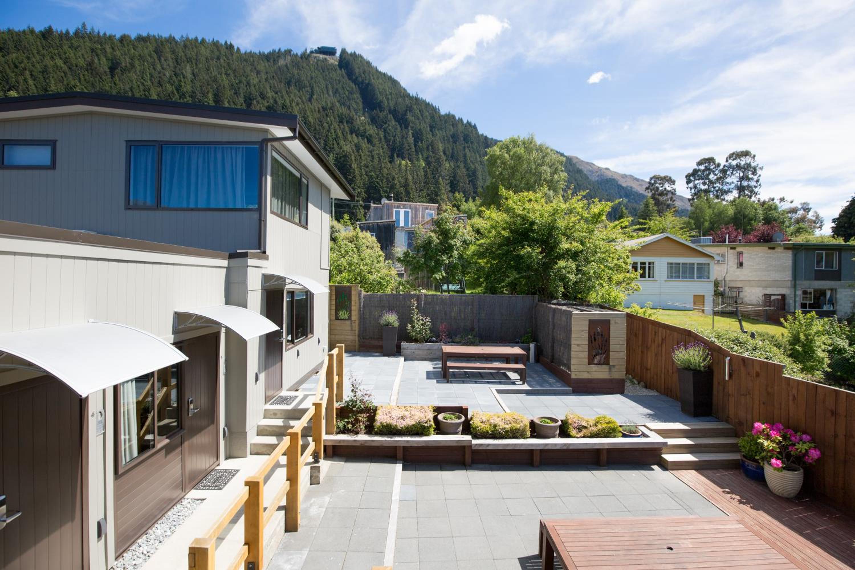 Apartment with Mountain View