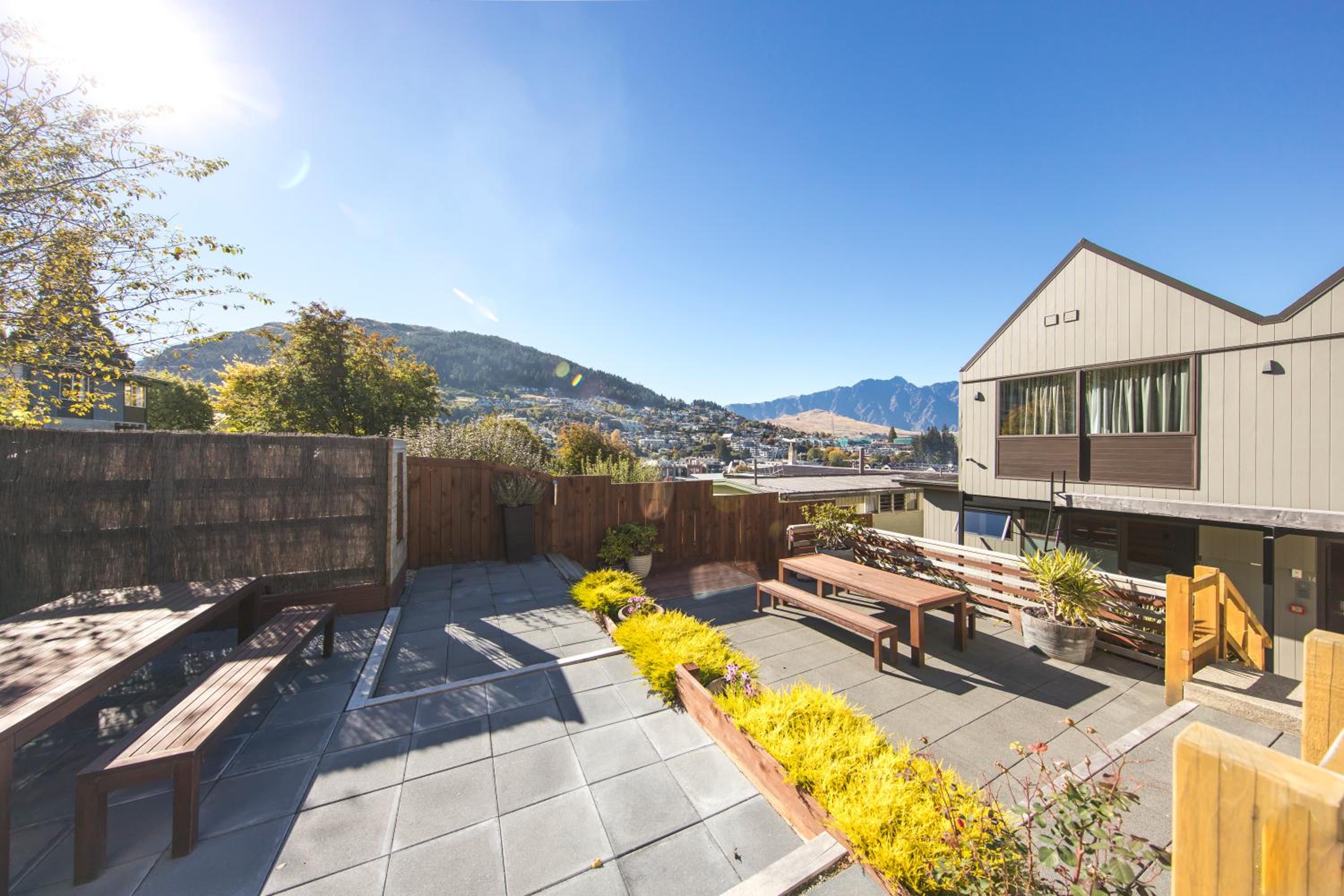 Apartment with Mountain View