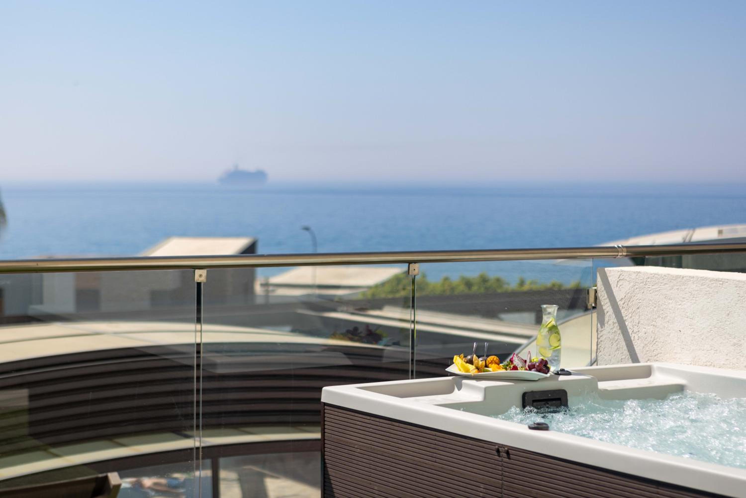 Artemis Suite Sea View with Outdoor Whirlpool