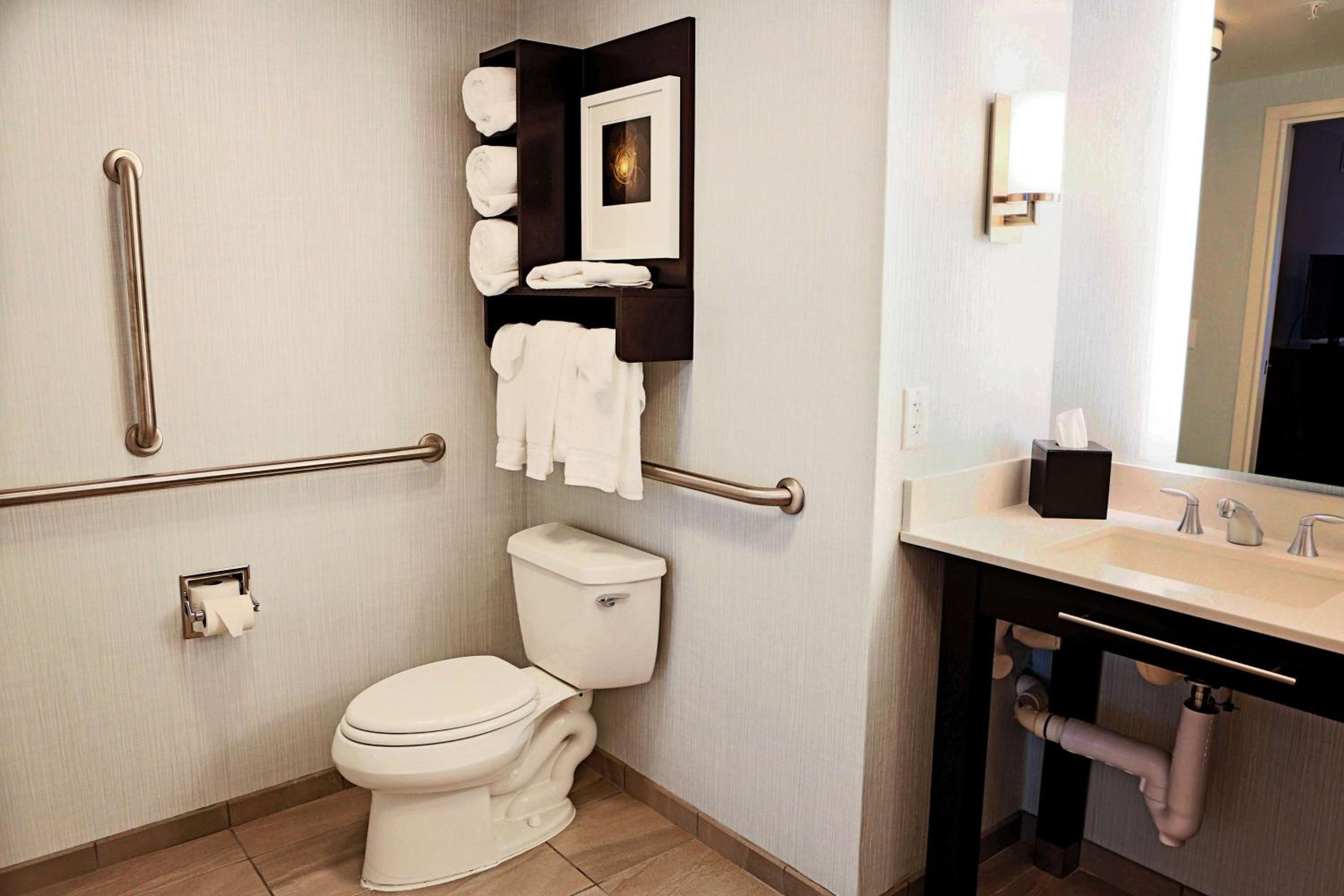 Queen Suite with Two Queen Beds - Mobility and Hearing Access/Non-Smoking