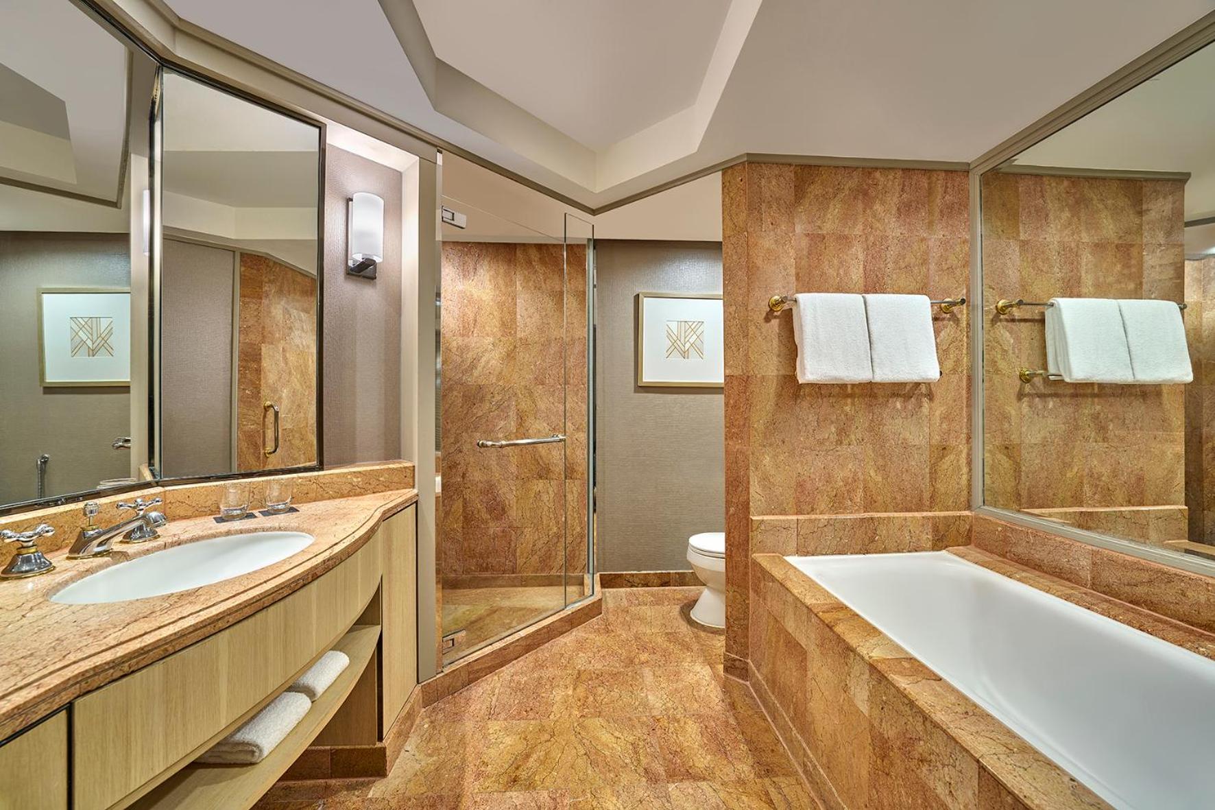 1 King Bed, City View, 1-Bedroom Suite