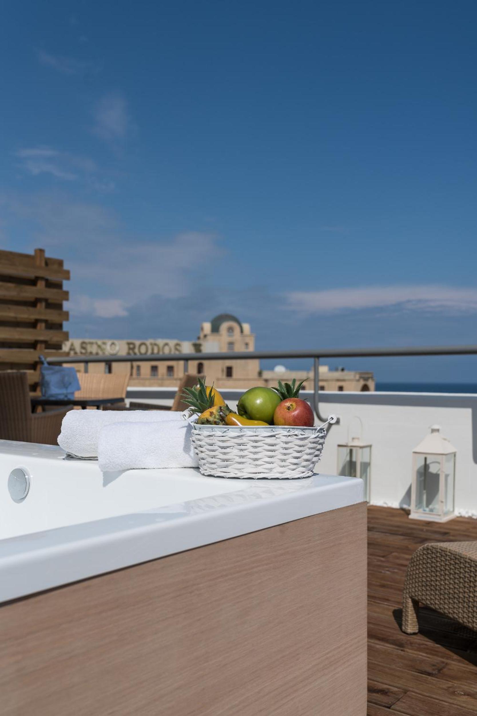 Suite With Openair Jacuzzi (Or Whirlpool/ Hot Tub) - Sea View