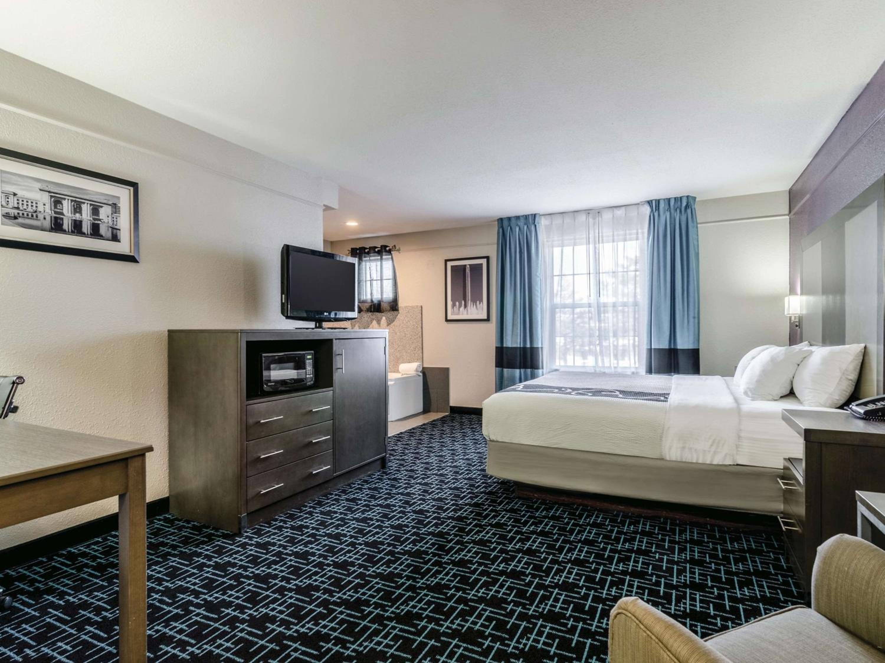 1 King Bed, Deluxe Studio Suite, Jetted Tub, Non-Smoking