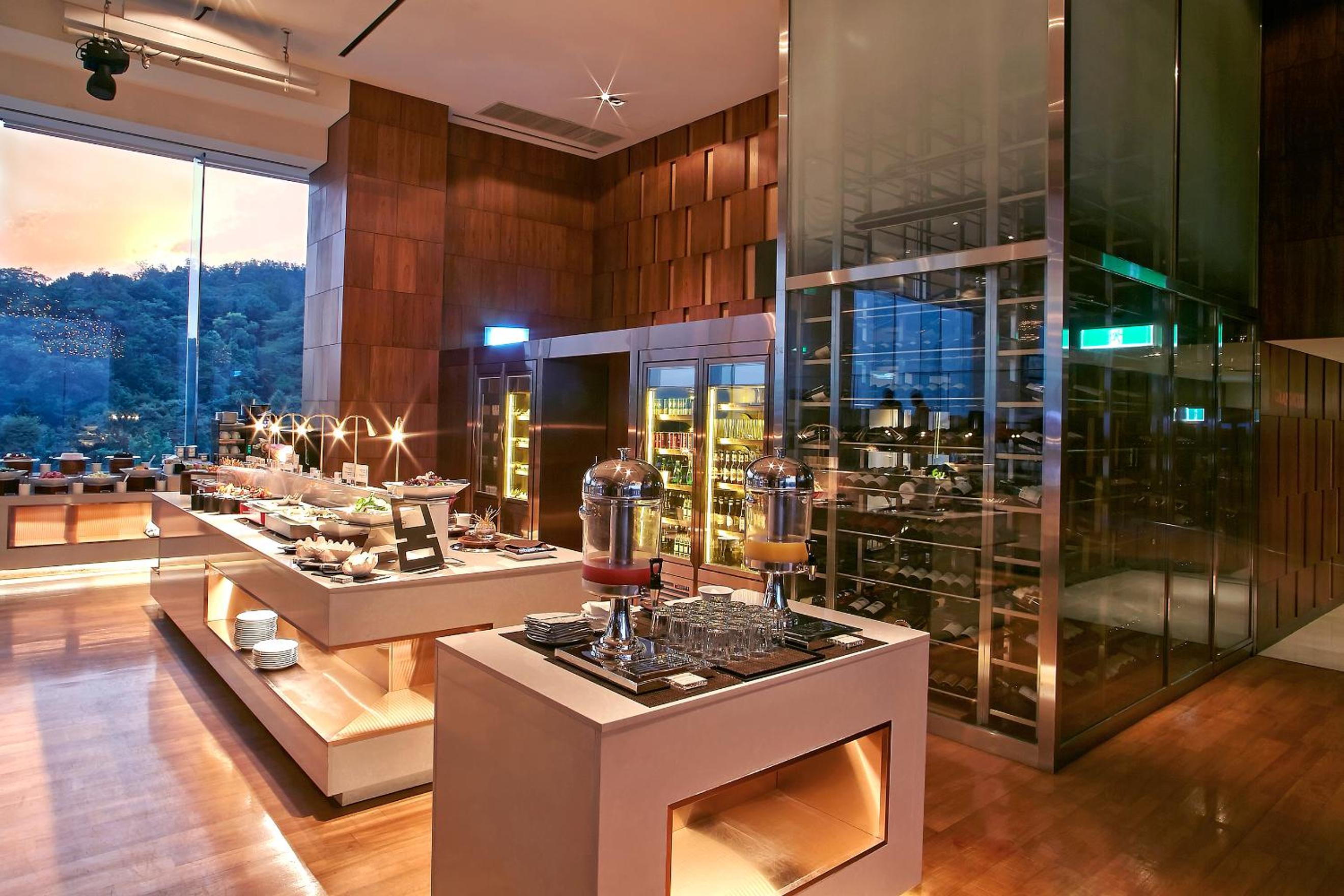 Club Deluxe Room with Mountain View - Lounge Benefit