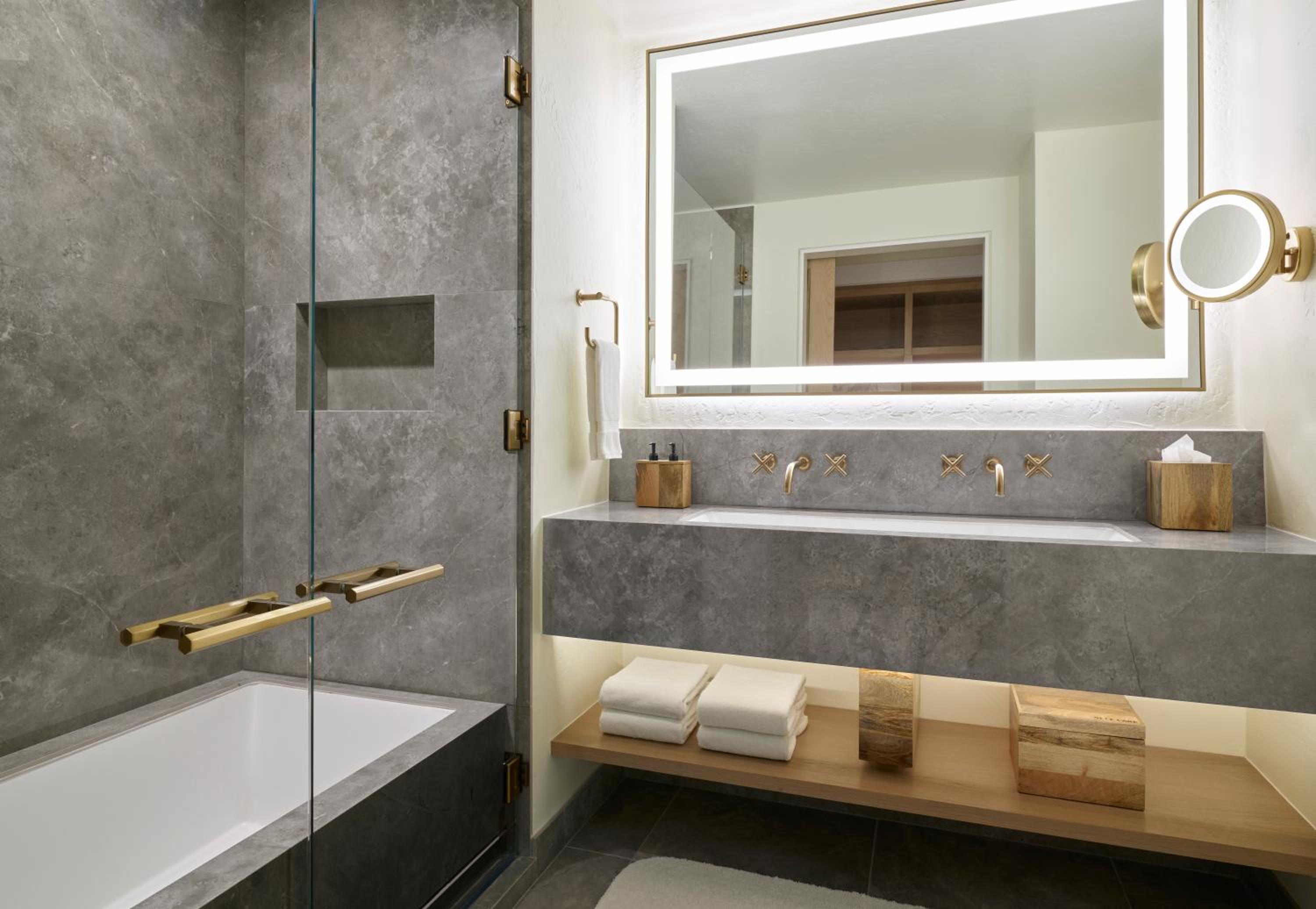 Deluxe Queen Room with Two Queen Beds